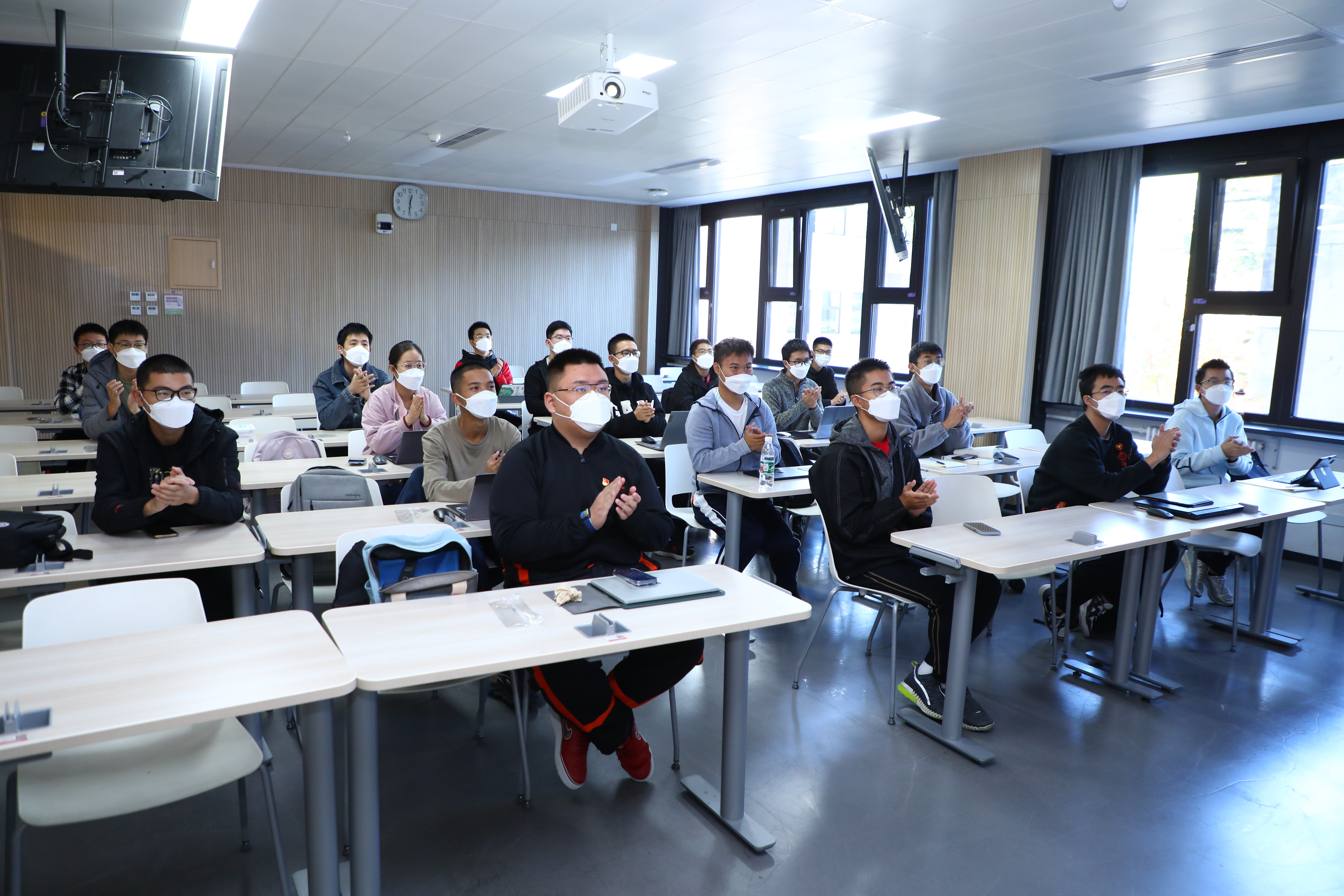 20221025-清华大学本科生党支部热切关注新一届中央政治局常委与中外记者见面会-刘雪天-未央书院党支部观看新一届中央政治局常委与中外记者见面会.JPG