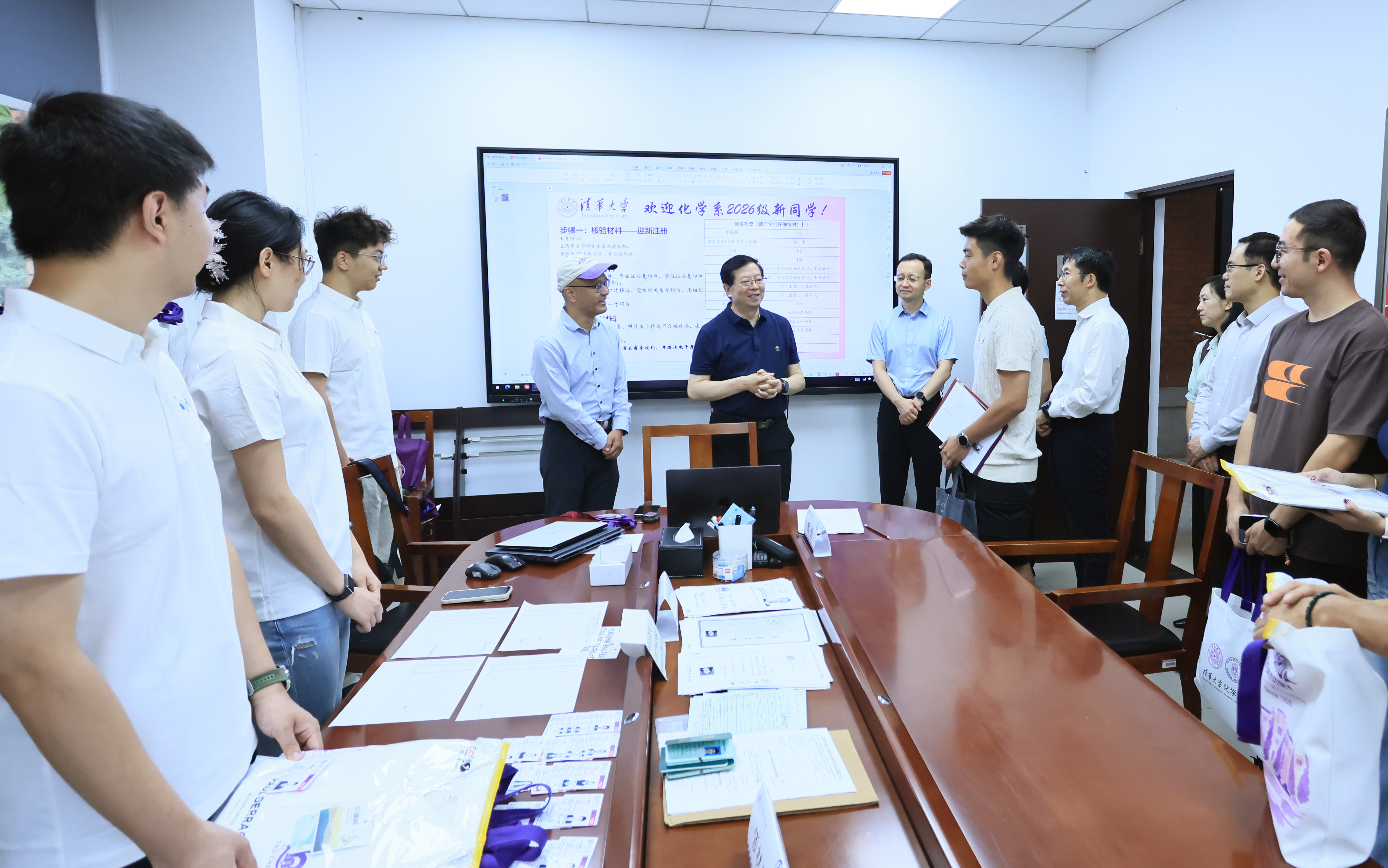 20260826-清华大学2026级研究生新生入校报到-孙波摄-邱勇检查迎新工作并看望新生5.JPG