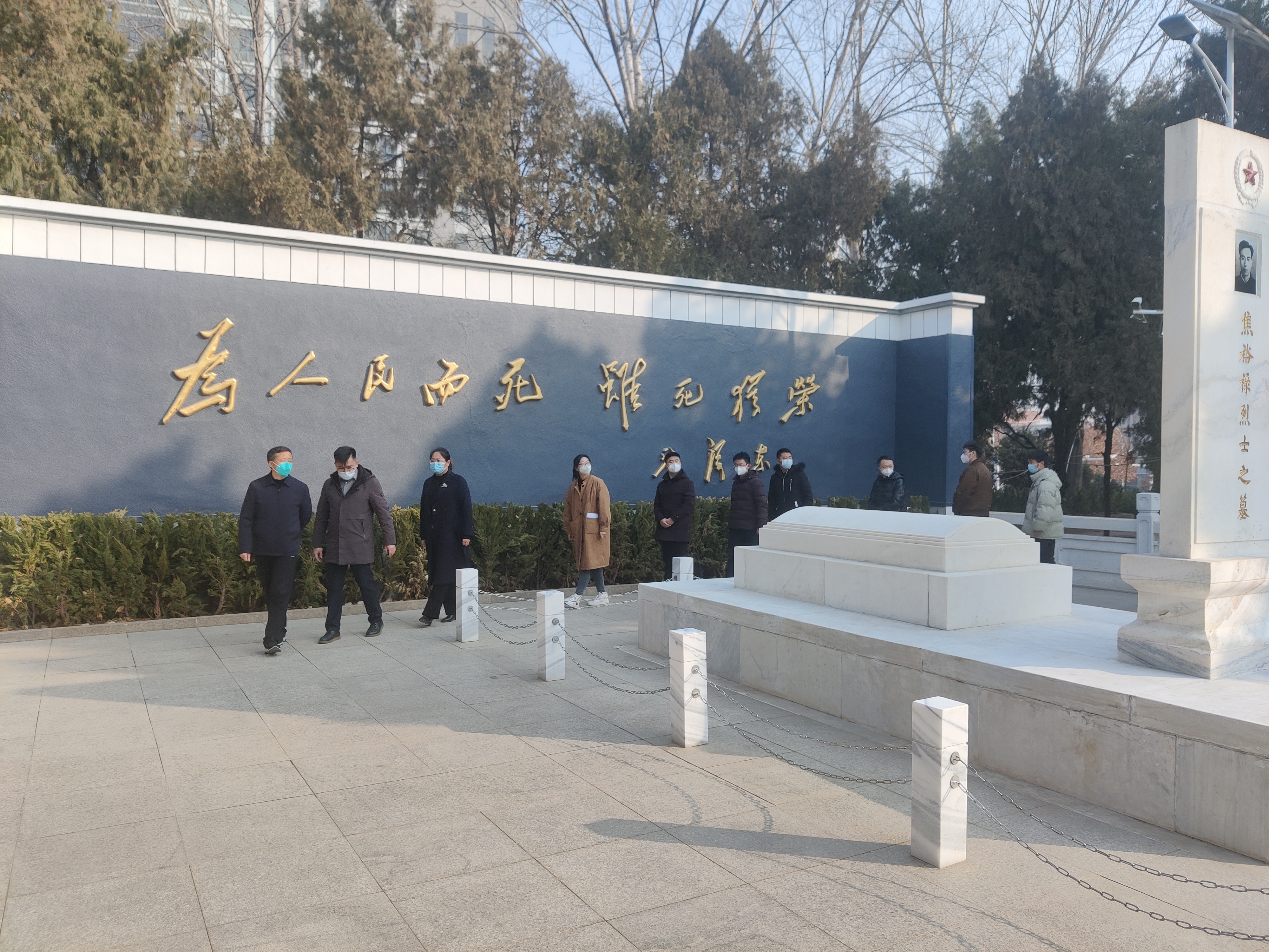 20230113-绘就乡村振兴新画卷丨学生领导力“唐仲英计划”赴河南兰考开展社会实践-索靖东(摄)-“唐仲英计划”师生代表绕陵墓缓行一周并行注目礼.jpg