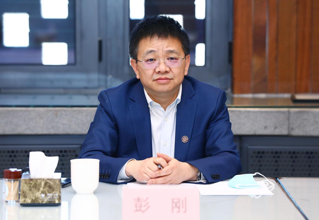 ​副校长彭刚与智库中心教师代表座谈交流