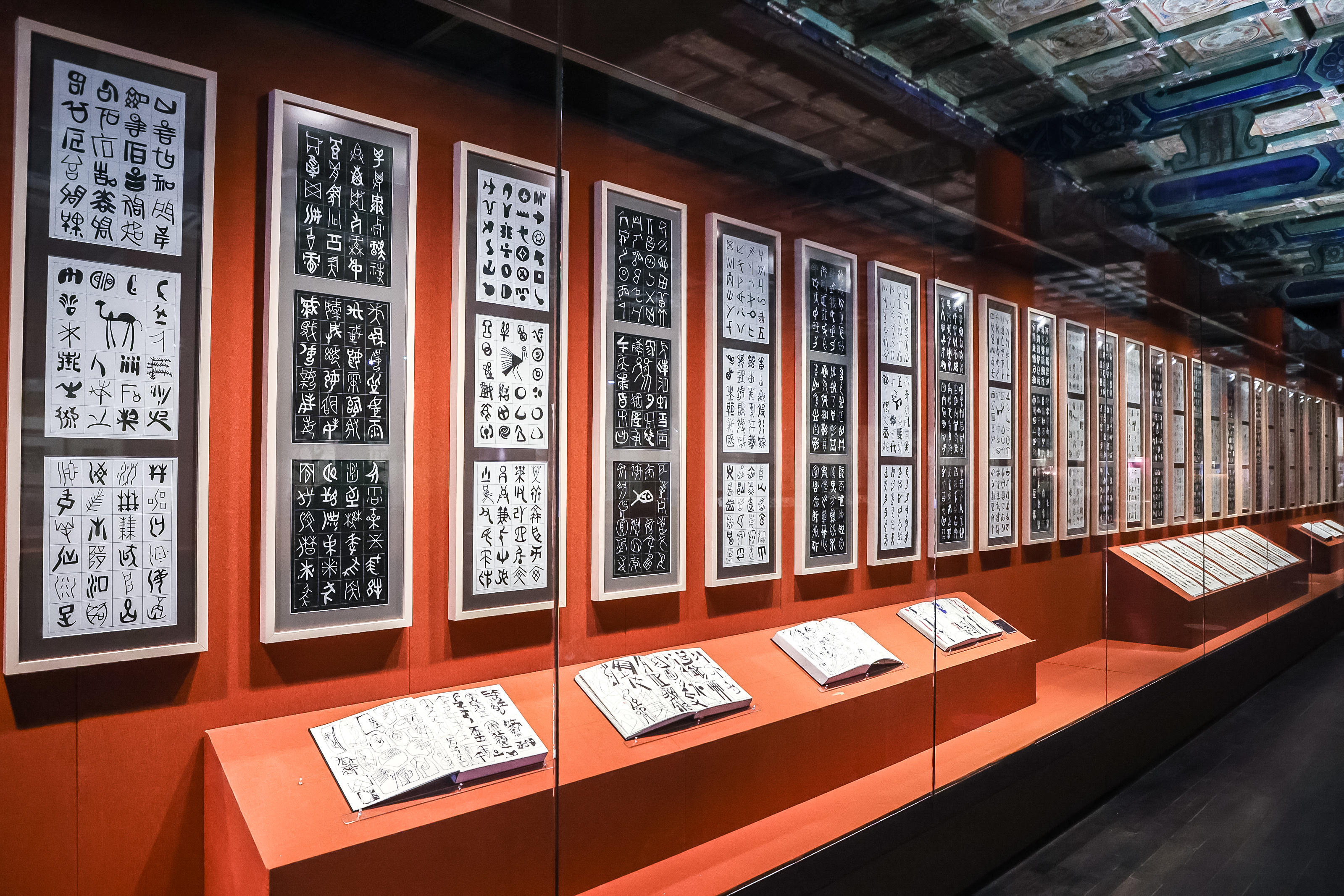 20211228-“纳天为书——韩美林天书艺术故宫展”-主办方-展览现场2.JPG