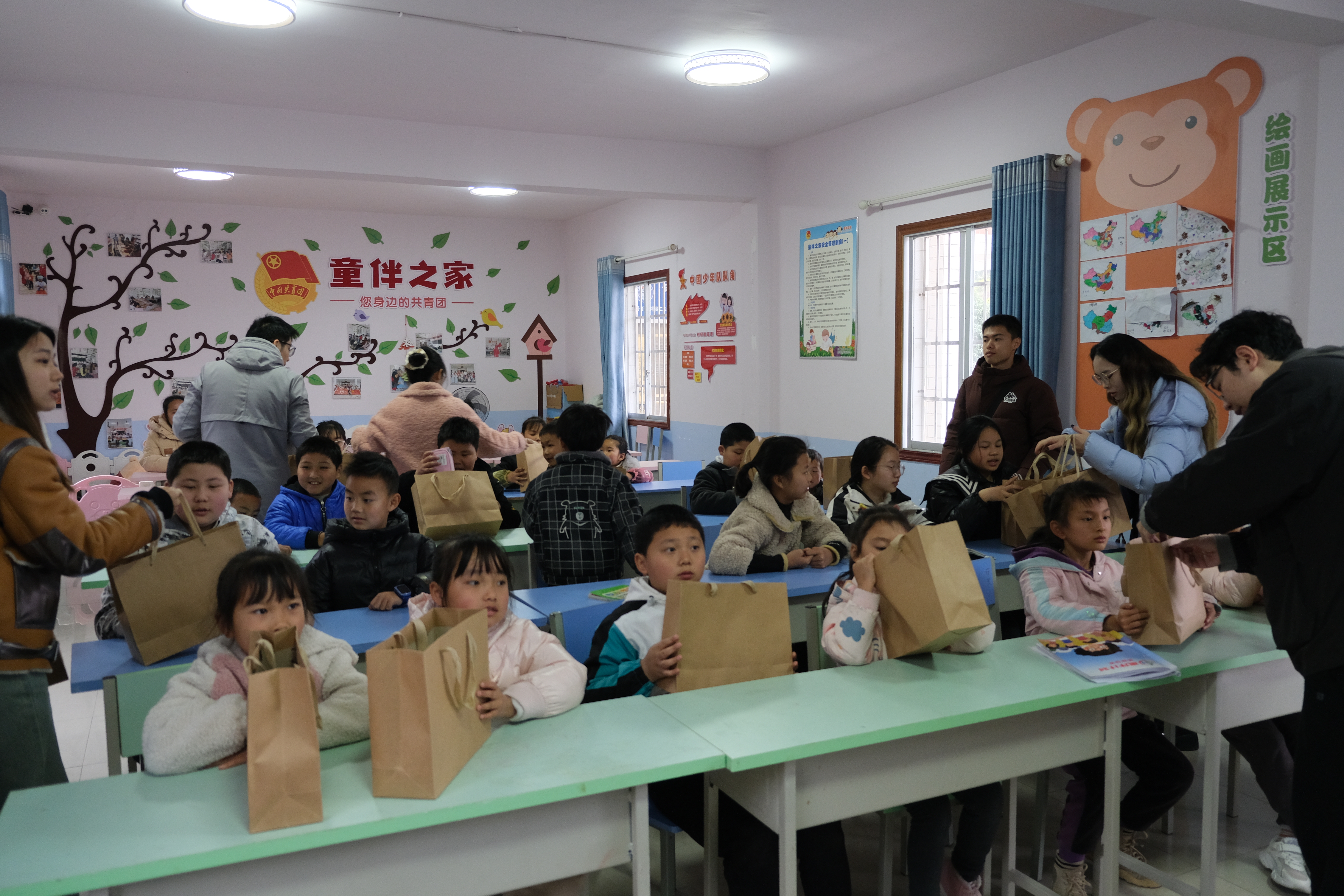 20240301-学思践悟启新程,挺膺担当绘青春——2024 年清华大学研究生寒假社会实践总结回顾-深圳国际研究生院赴四川内江支队-支队成员在资中县金紫铺村童伴之家与留守儿童互动交流.jpg