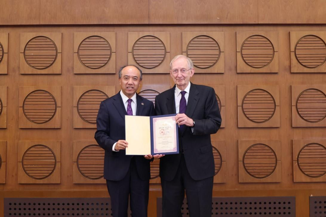 20260807-王宏伟为约翰·彭德里颁发名誉教授聘书-材料学院-图1.png