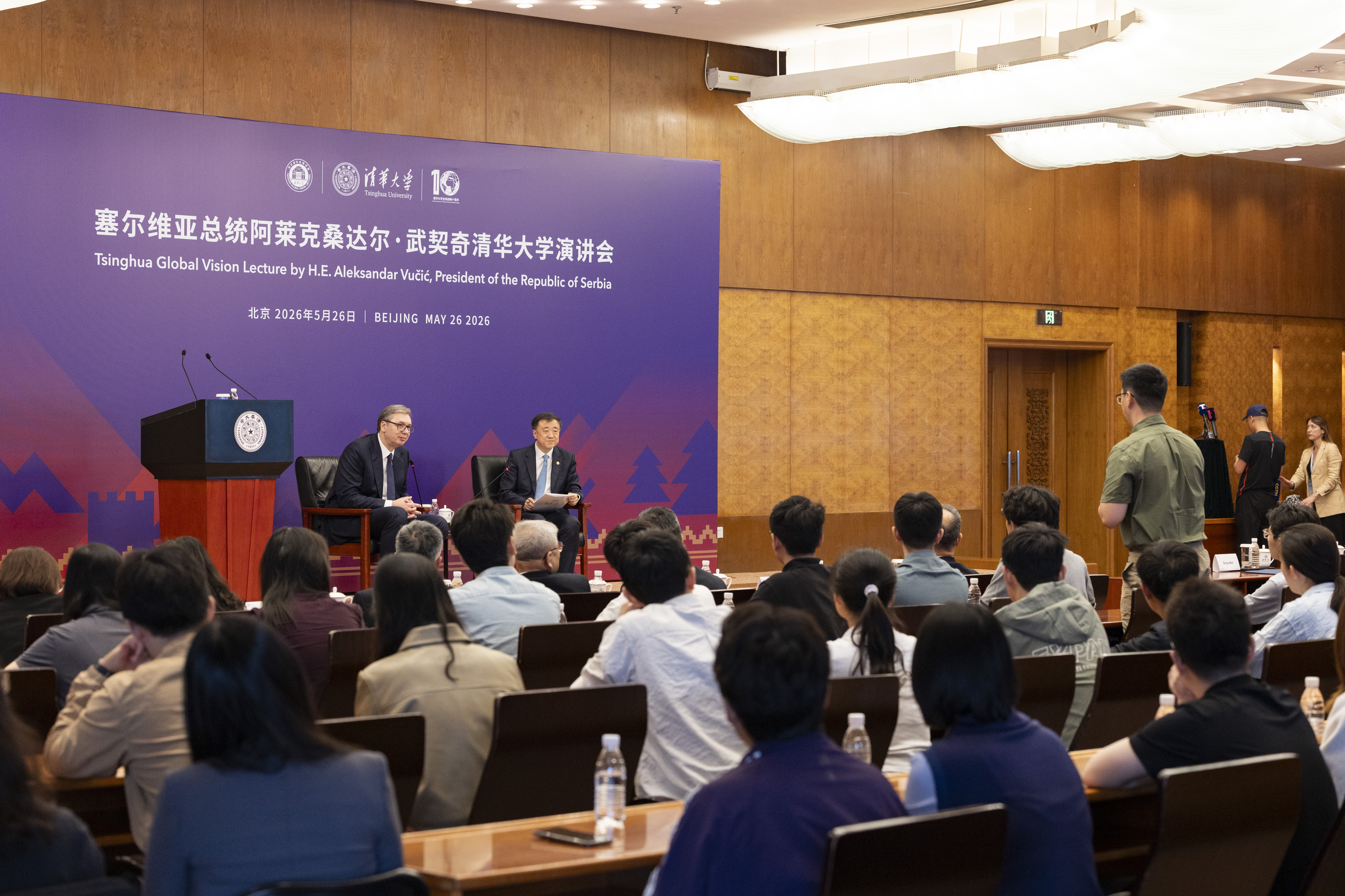 20260526-武契奇访问清华-李派和杨艳宾摄-武契奇与学生们互动交流（1）.JPG