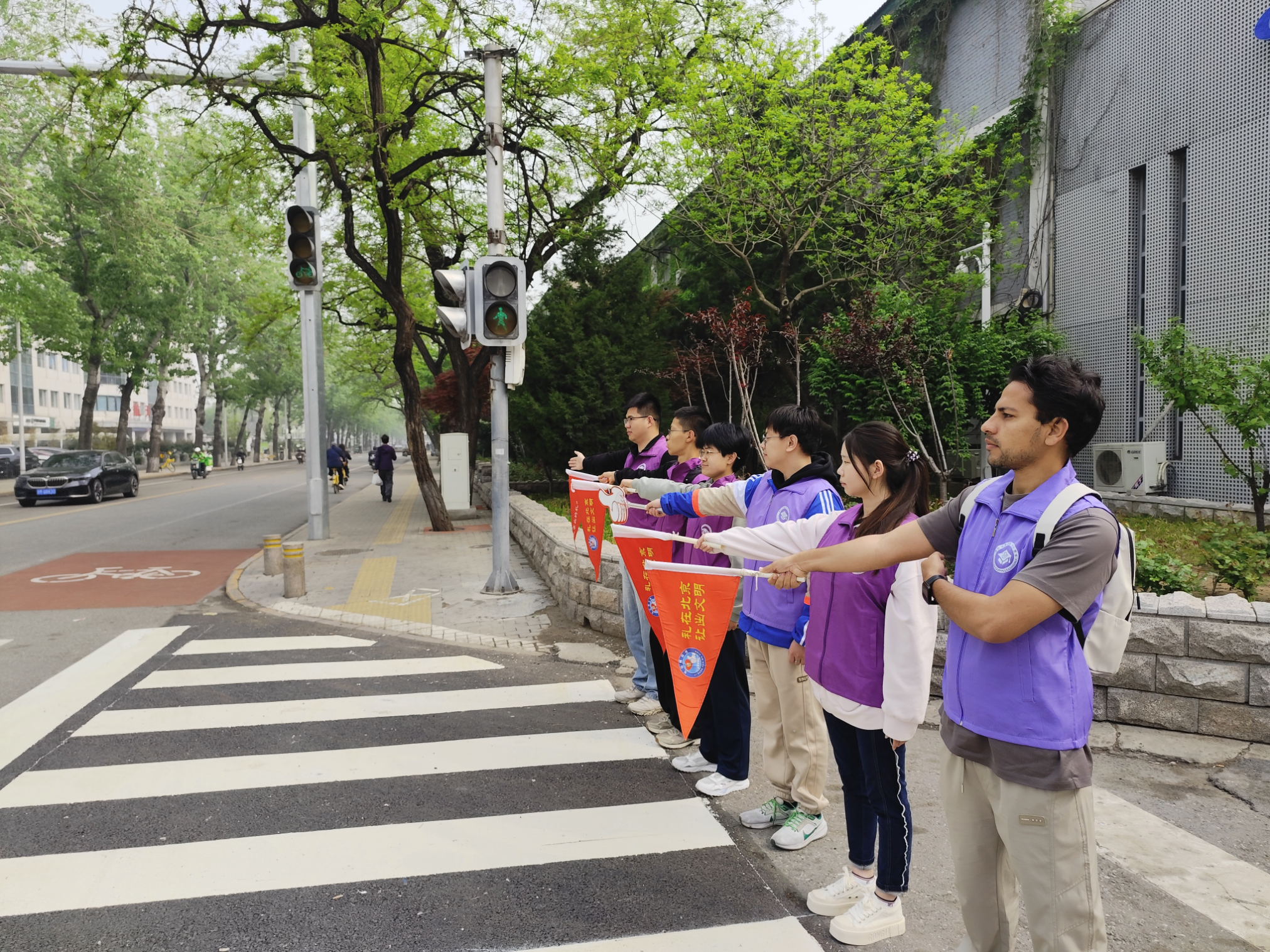 20260418-文明同行志愿同心 青春赋能社区共建-志愿服务部-志愿者开展永定路街道“学雷锋” 交通文明志愿服务活动1.png