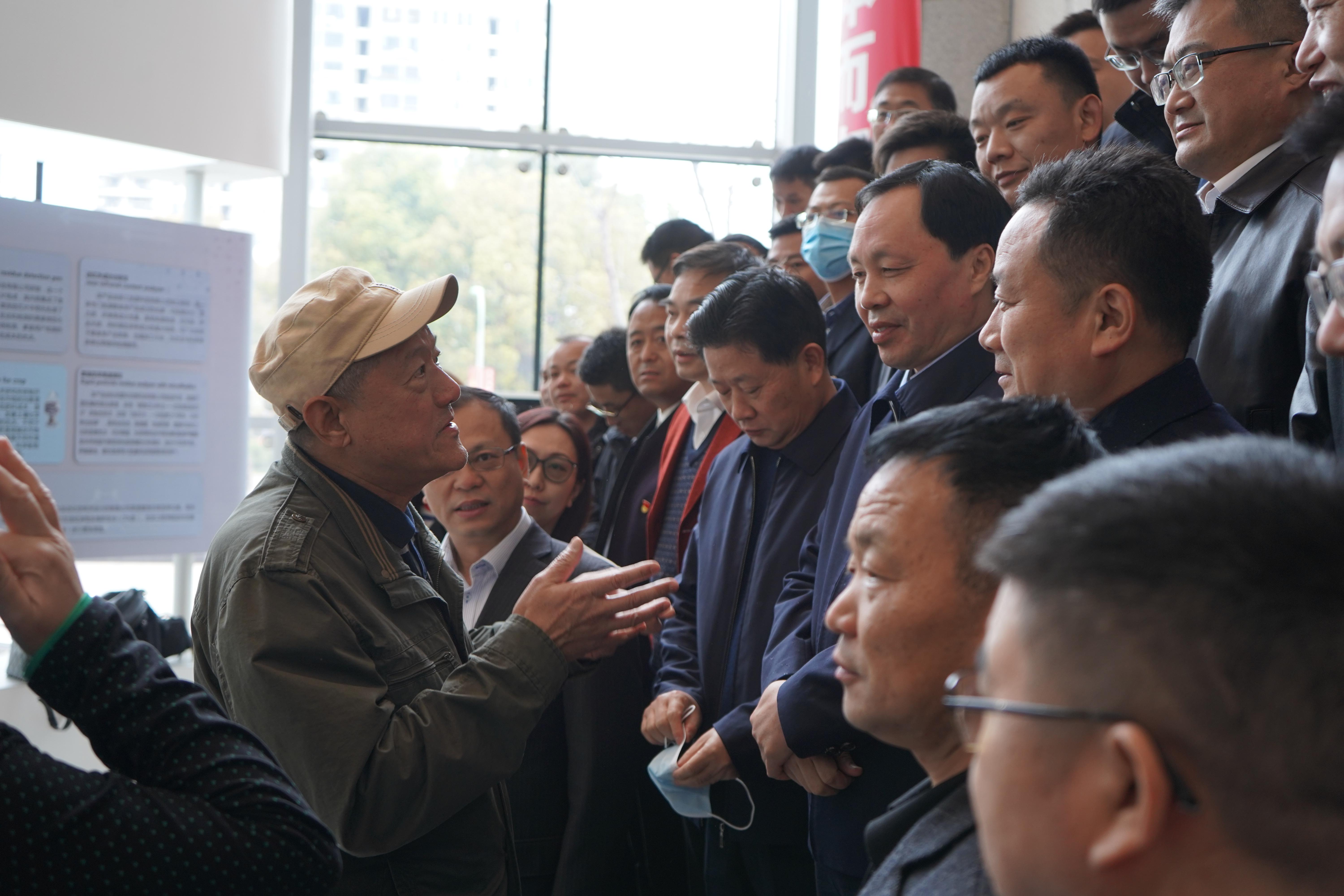 2021.03.24清华大学碧桂园结对帮扶基层党支部书记同上云党课在浙江嘉兴开讲,清华大学战略咨询委员、中共吉林省委原副书记林炎志授课后与碧桂园结对帮扶县基层干部交流.JPG