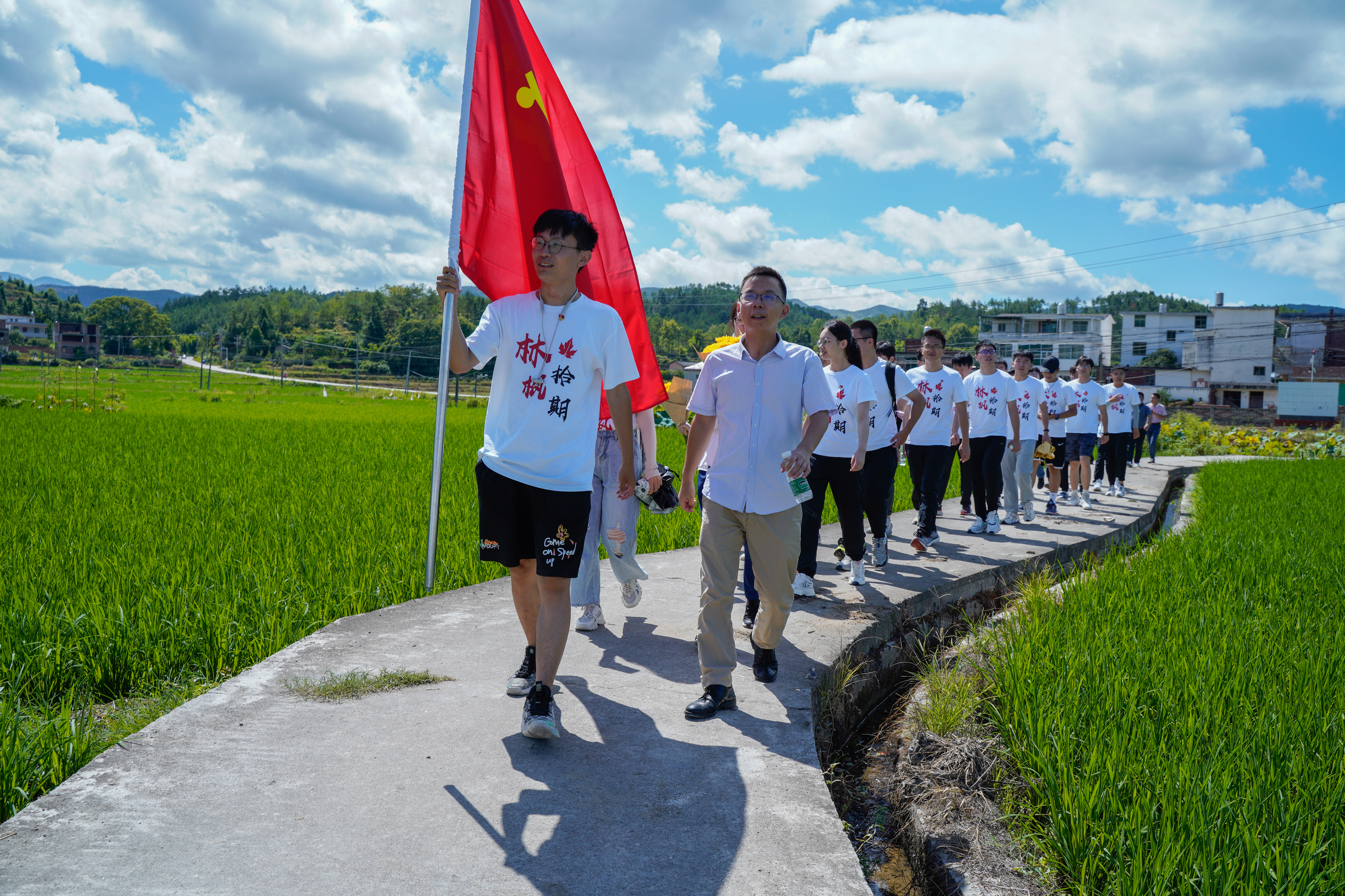 20220808-0814-清华大学“林枫计划”师生赴江西赣县区调研实践-桂雨谦摄-支队师生前往大埠农民武装暴动纪念碑.jpg