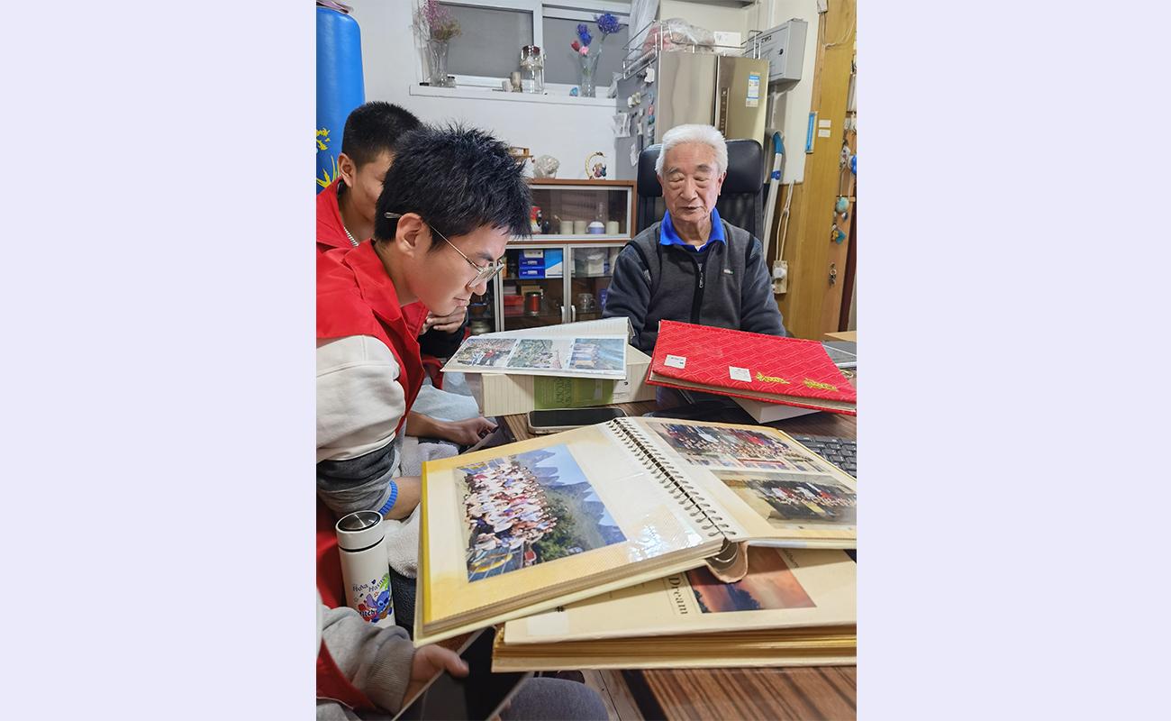 20211226-清年爱劳动-志愿者-同学们正在收集电子相册的素材.jpg