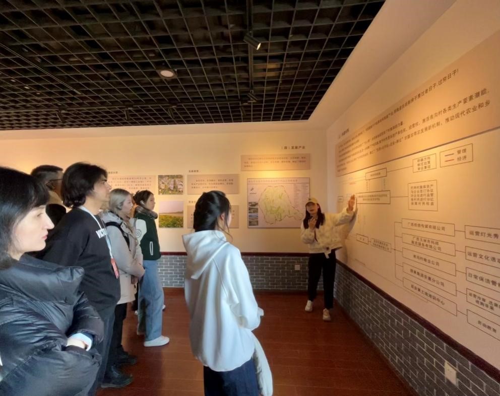 20231118-发现中国智慧,洞察中国发展——2023年清华大学“洞察中国”全球胜任力社会实践纪实-“洞察中国”陕西实践支队-“洞察中国”陕西实践支队赴延安市南沟生态农业示范园区调研.jpg