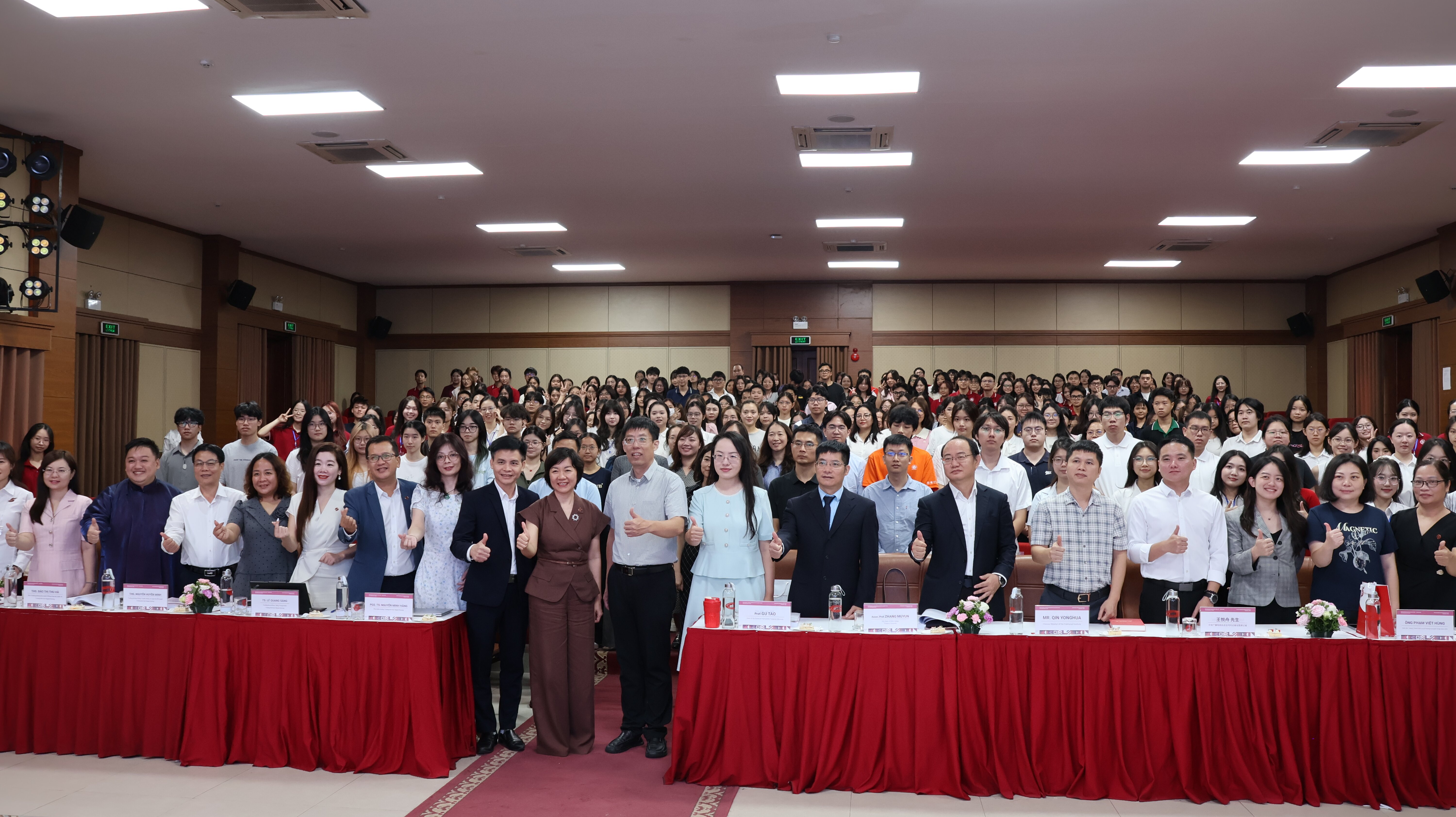 20260829-两校师生合影留念-王雅萱-图片6.jpg