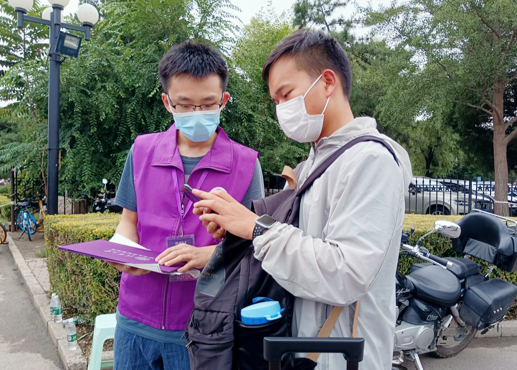 清华大学研究生志愿者积极投入迎新志愿工作