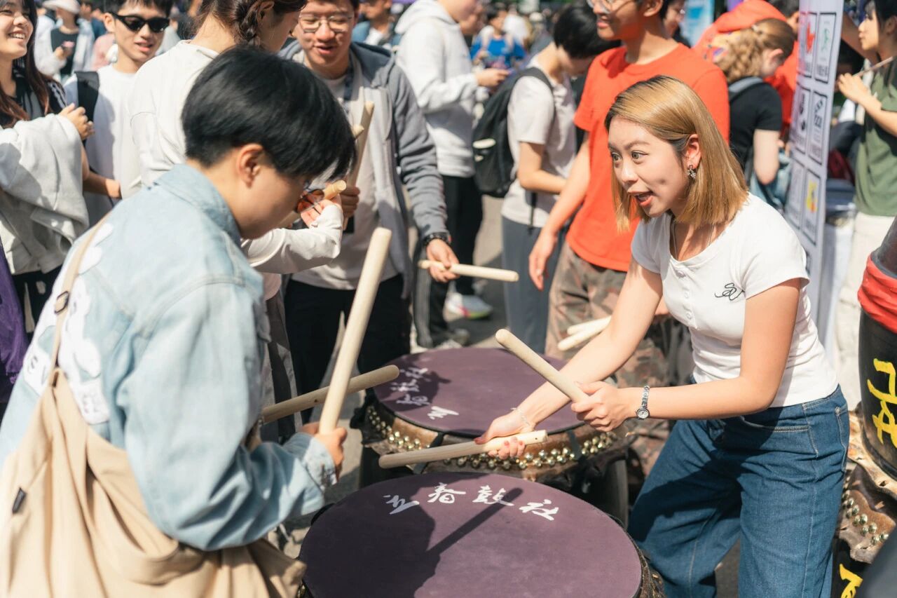 20250925-2025年秋季学期清华大学学生社团联合招新-校团委-艺术兴趣类学生社团在展位前教学.jpeg