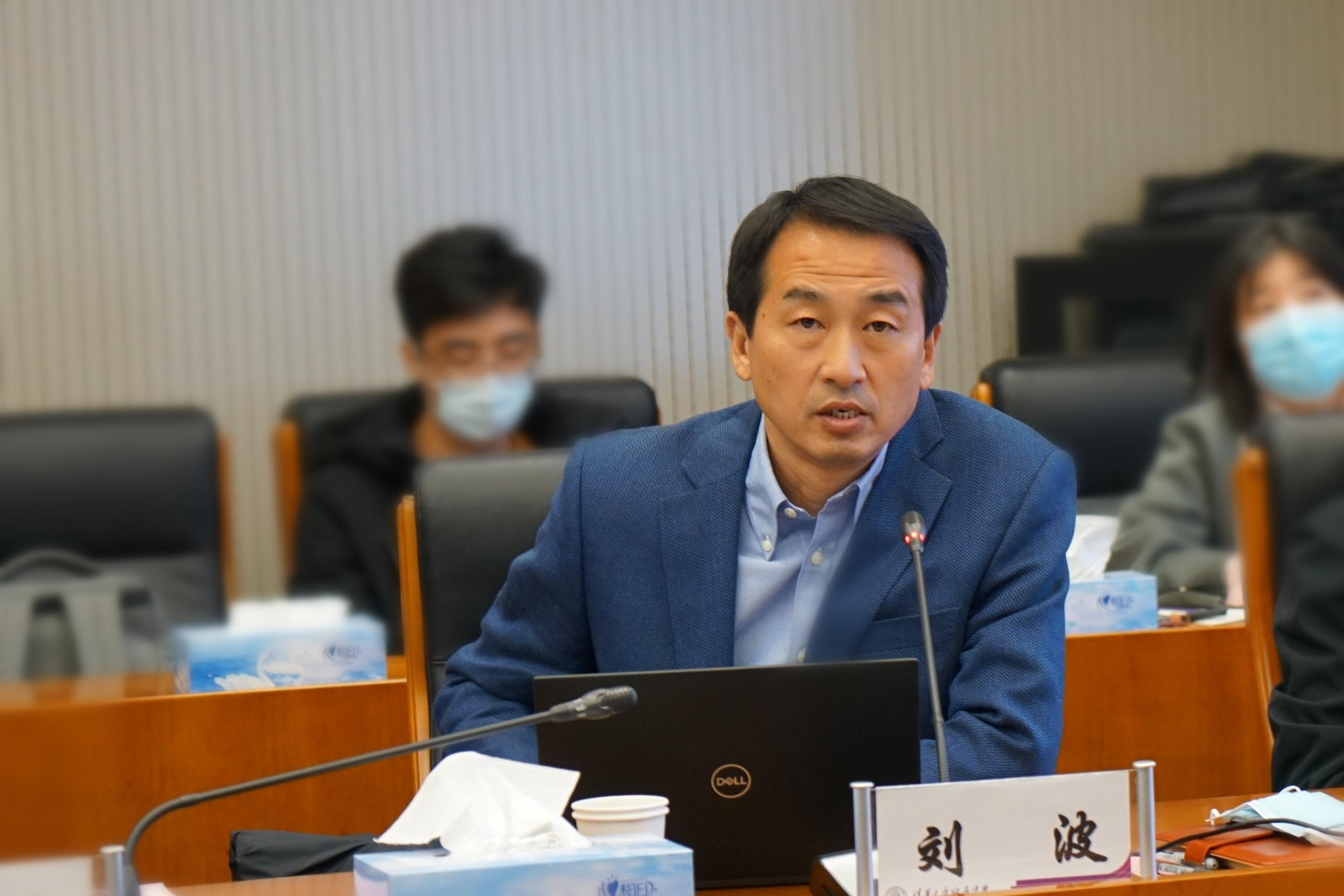 图4:刘波汇报工作.jpg