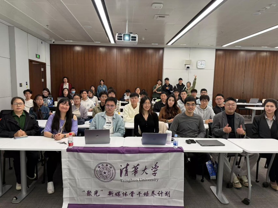 20250607-第三期“聚光”新媒体骨干培养计划回顾-范佳颖-刘磊账号运营课程合影.jpg