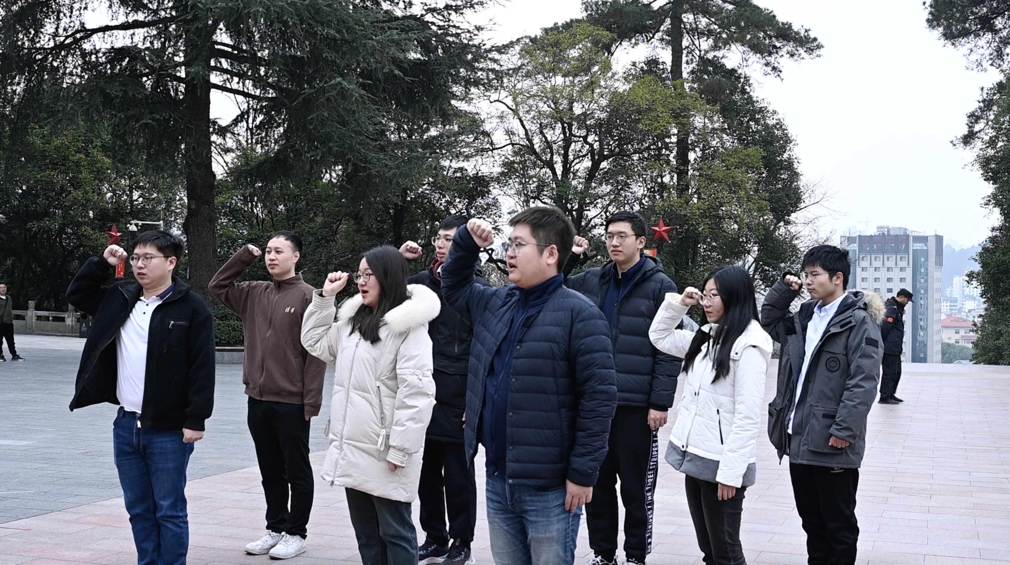 20240301-学思践悟启新程,挺膺担当绘青春——2024 年清华大学研究生寒假社会实践总结回顾-社科学院、电子系与美术学院“社稷强贵·E往无黔”实践支队-支队成员在红军烈士陵园重温入党誓词.jpg