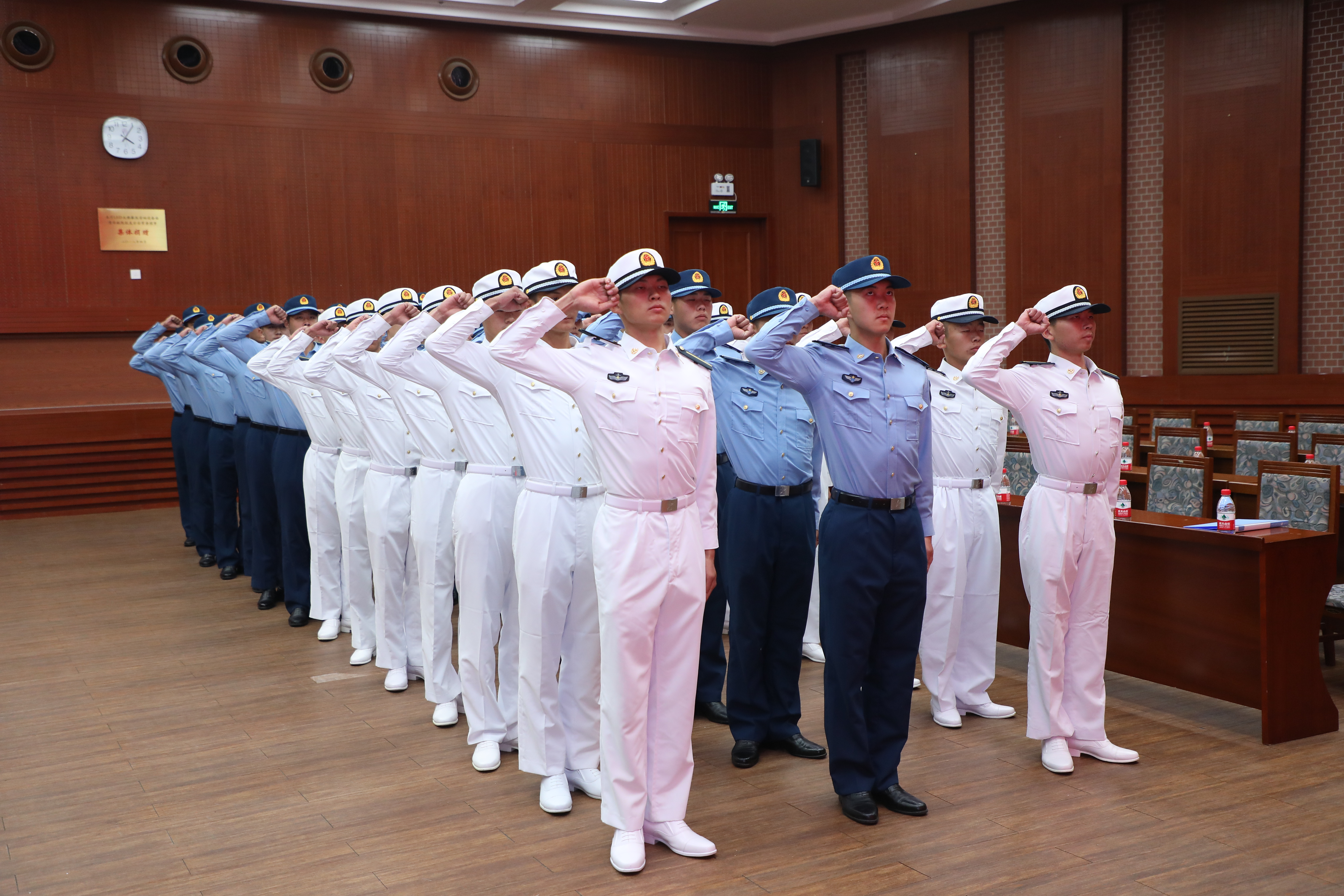 20221007-2022级联合培养飞行学员授衔仪式-曹文鹏-学员们向军旗庄严宣誓.JPG