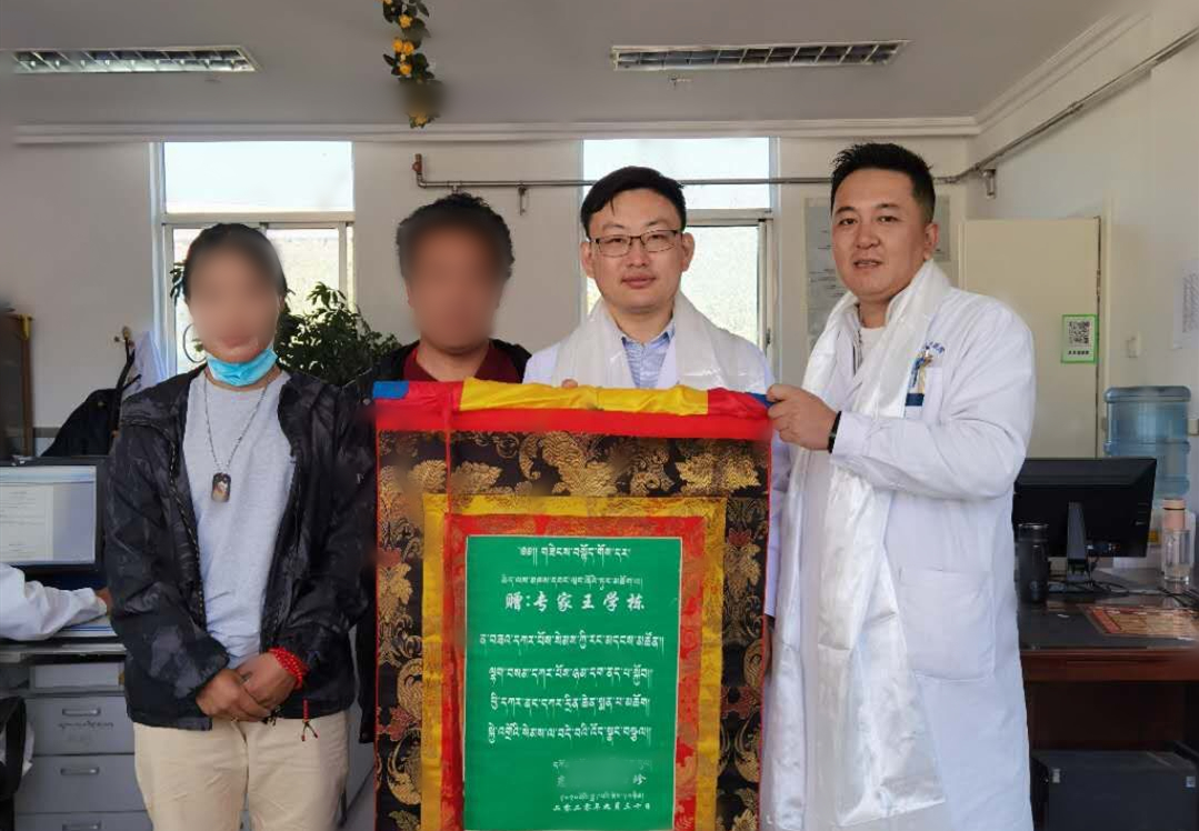 图为王学栋医师在拉萨市人民医院接受到的藏文锦旗之一
