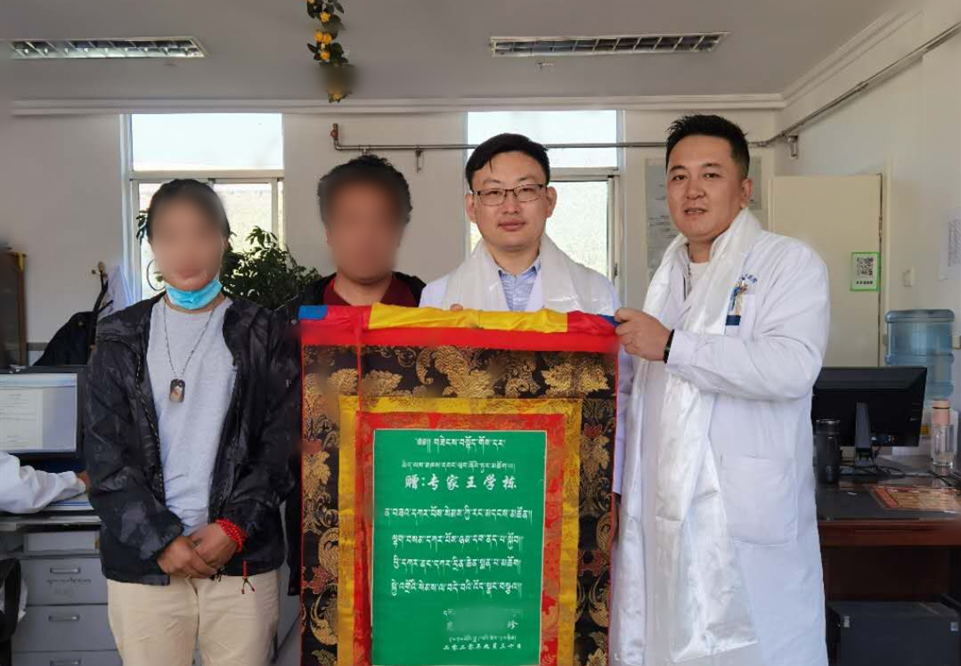 图为王学栋医师在拉萨市人民医院接受到的藏文锦旗之一 图为王学栋医师在拉萨市人民医院接受到的藏文锦旗之一
