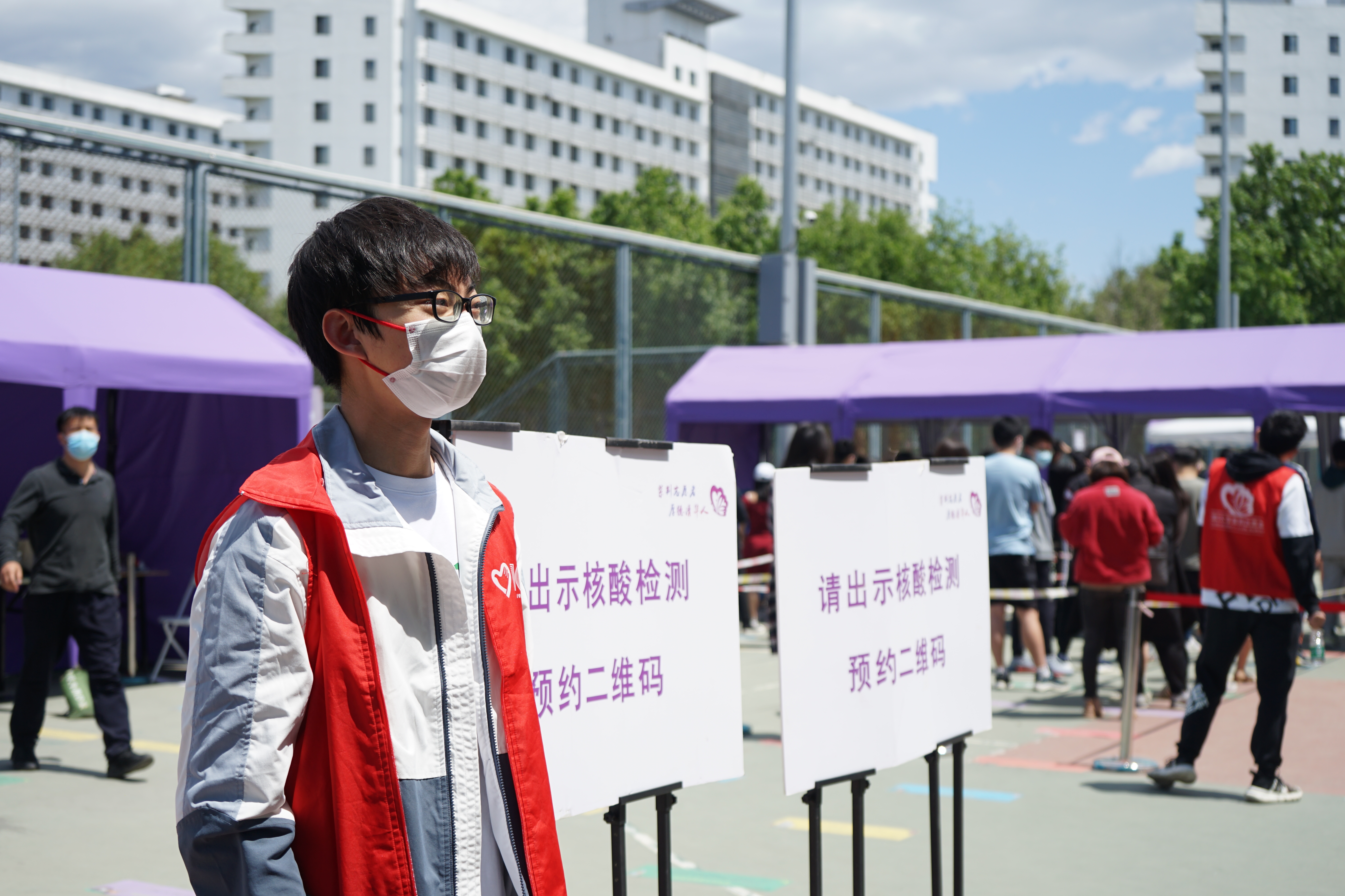 20220518-同心抗疫,清华学生党员骨干在行动-陆心怡-校团委志愿中心辅导员周宇峰组织志愿工作.jpg
