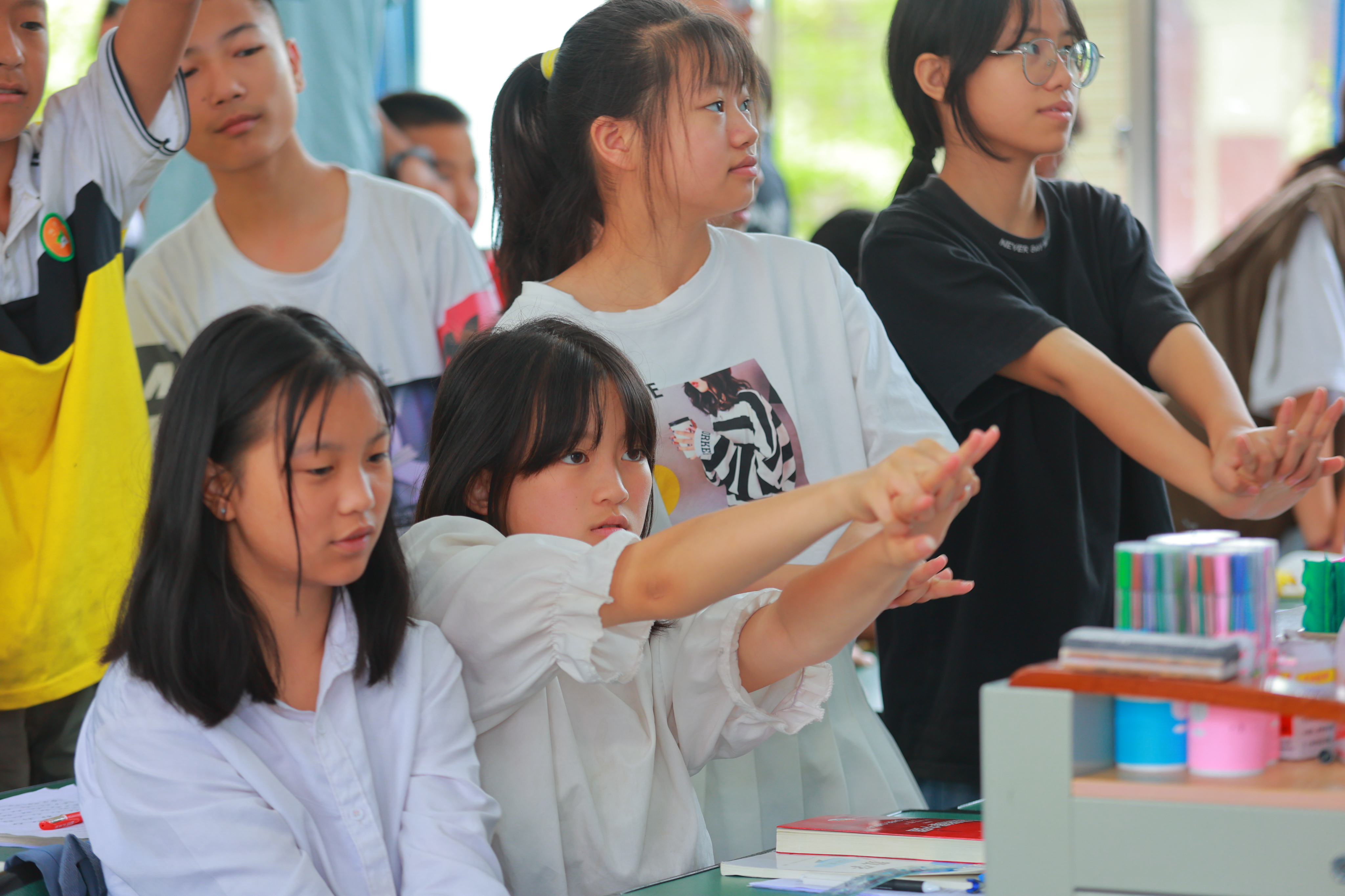 20220802-学生红会支教急救讲堂-郭镕玮-3 红会的老师和清华学生红会的同学们正在讲解AED电极片粘贴位置、演示心肺复苏,同学们跃跃欲试(2).jpg