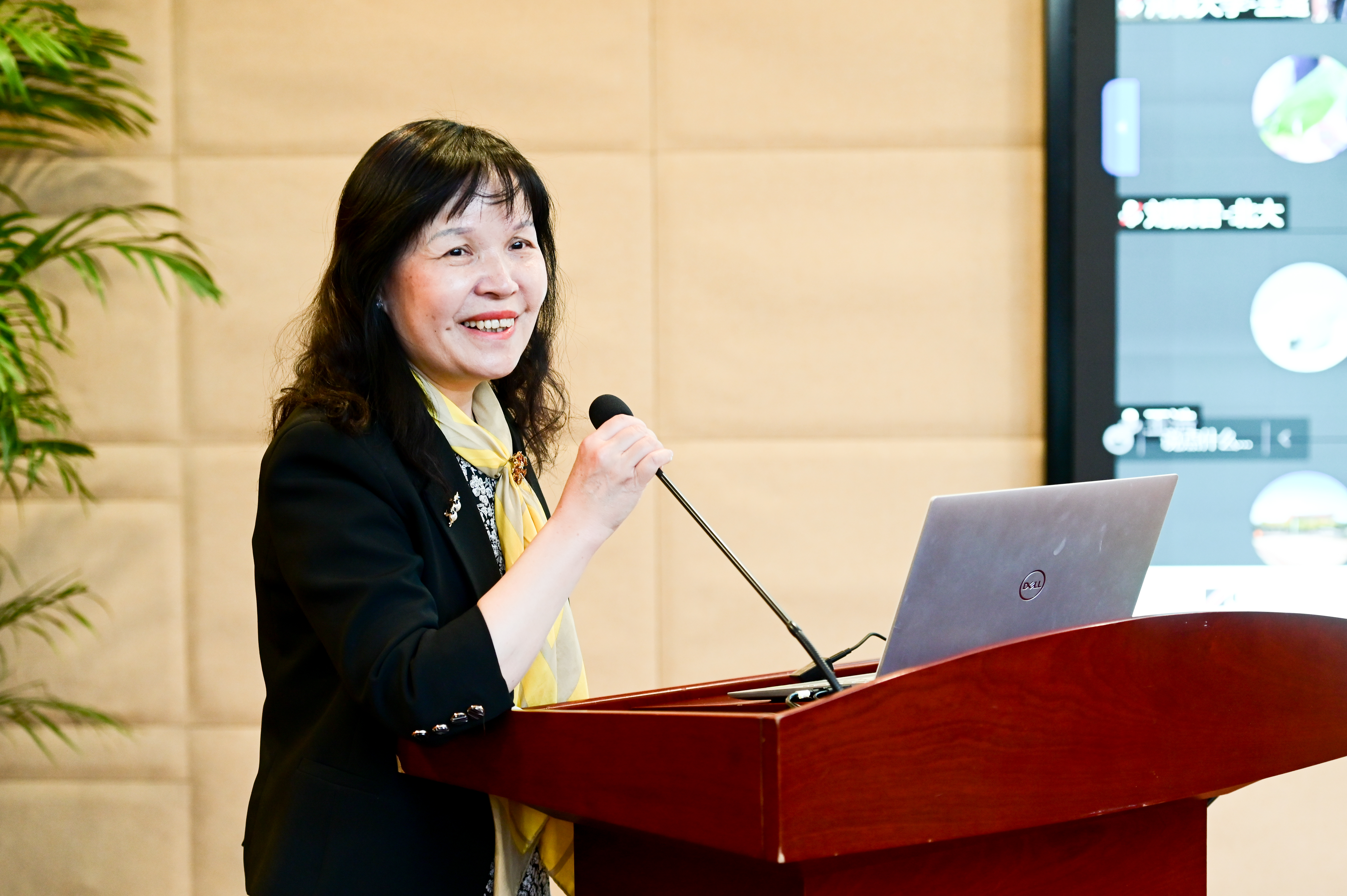 20220407-环境模拟与污染控制国家重点联合实验室学术委员会2021年度工作会议召开-拍摄者未知-黄霞汇报工作进展.jpg