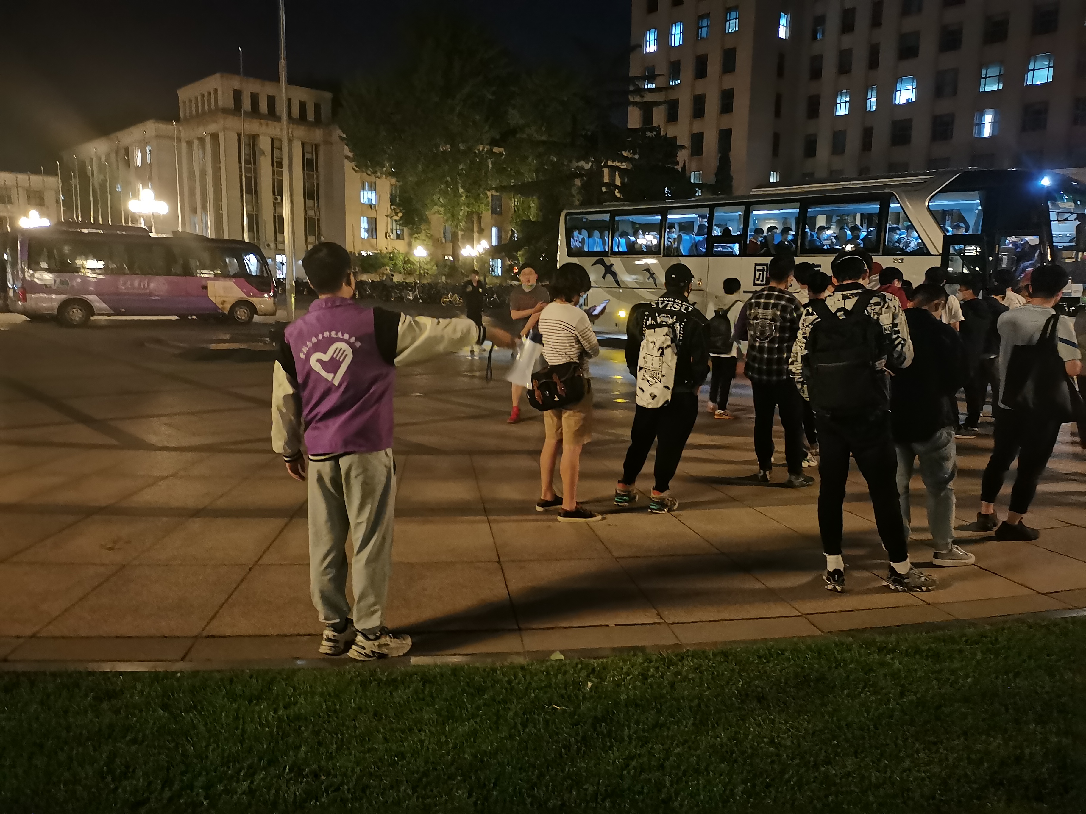 20220519-抗疫后勤摆渡车报道-院系供图-高峰期时段,志愿者引导同学们乘车.jpg