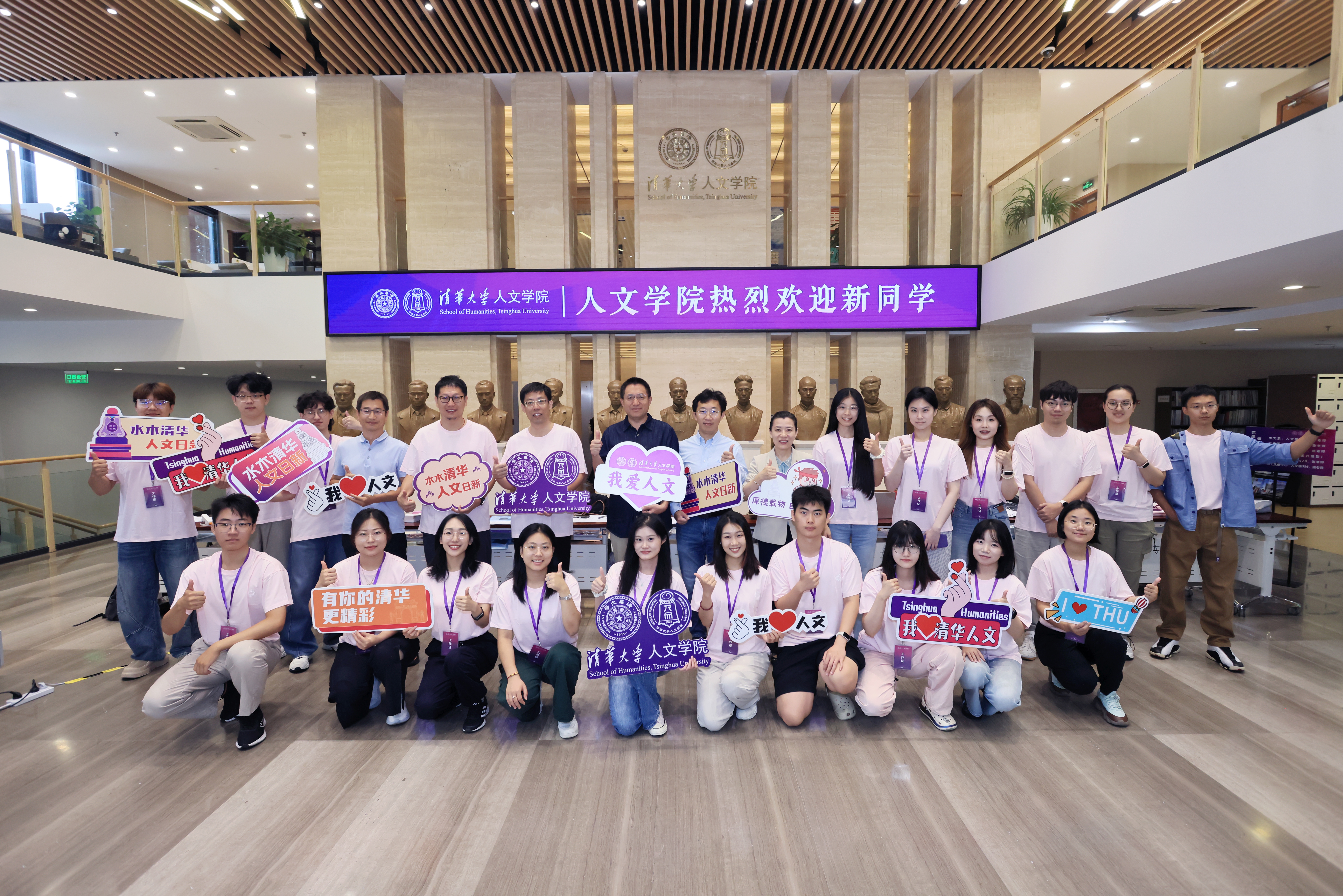 20260826-清华大学2026级研究生新生入校报到-赵青松摄-新生在各院系迎新点报到4.jpg