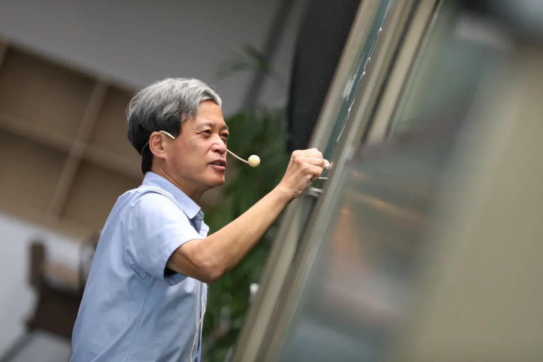 20250528-深谷贤治教授获2025年度邵逸夫数学科学奖-王一婷-深谷贤治开设辛几何概述公开课.jpg