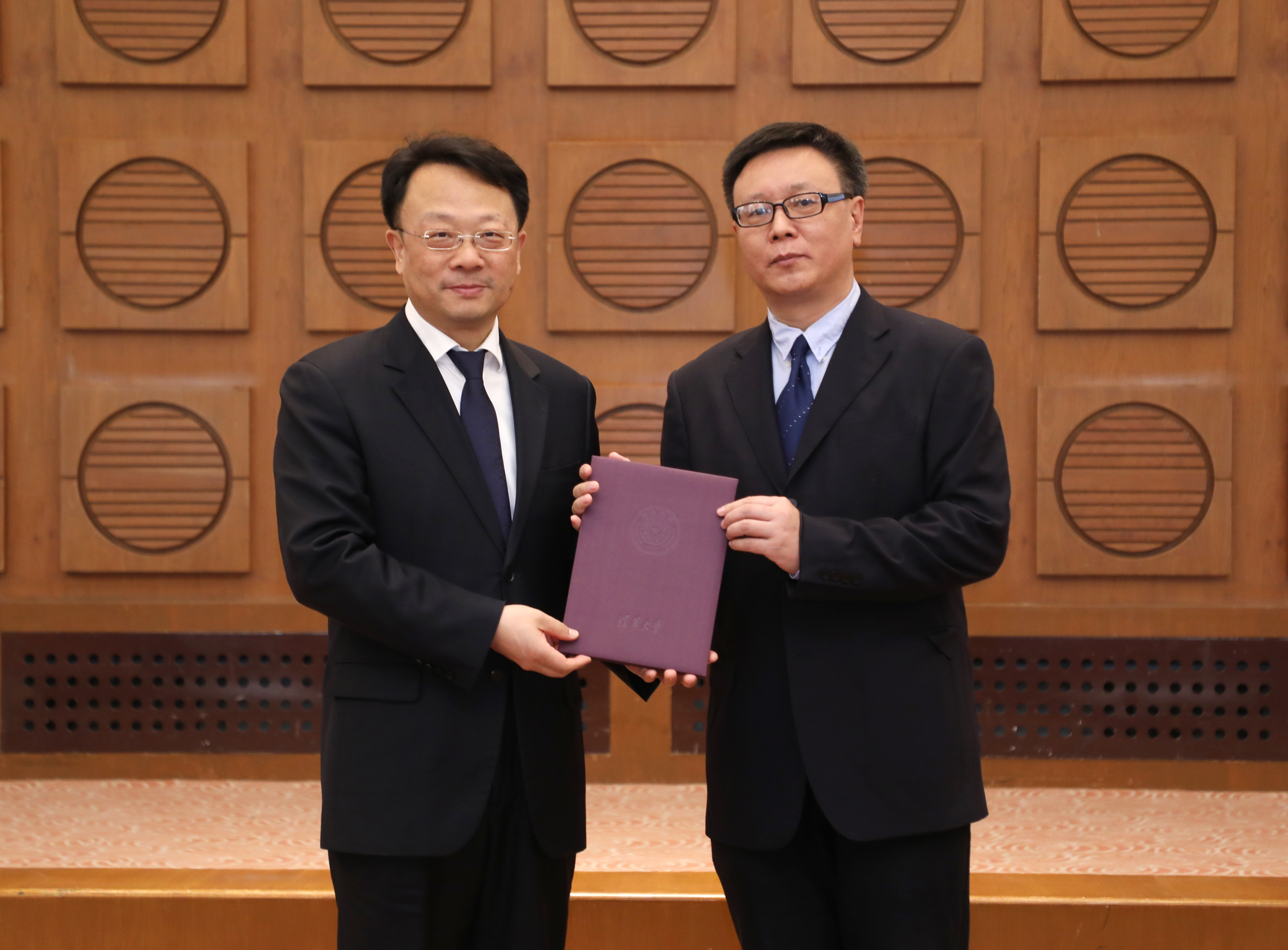 20230417-学位评定委员会-宣传部拍摄-王希勤颁发张建伟聘书.jpg