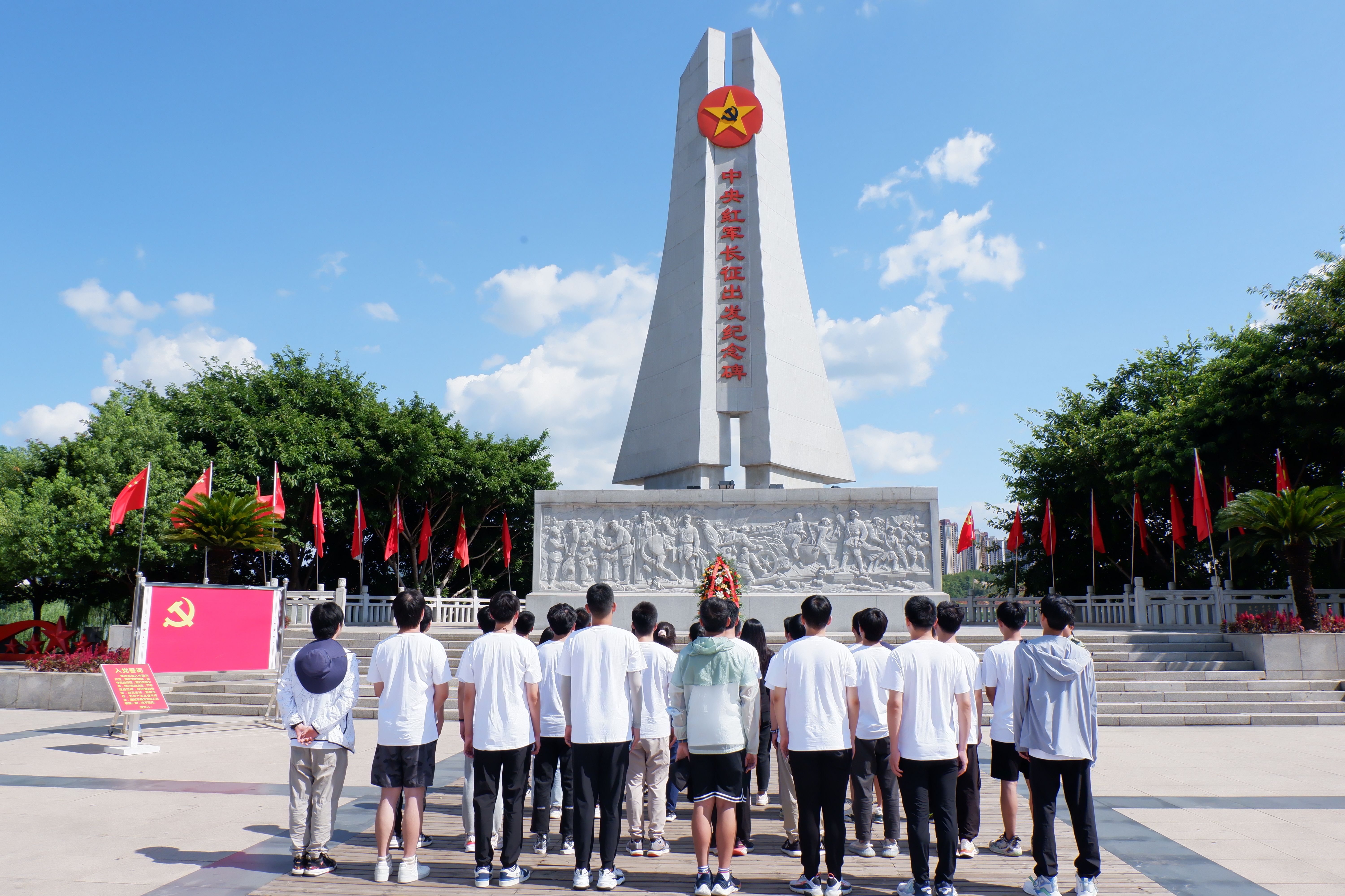 20220808-0814-清华大学“林枫计划”师生赴江西赣县区调研实践-马小涵摄-支队师生在纪念碑前缅怀.JPG