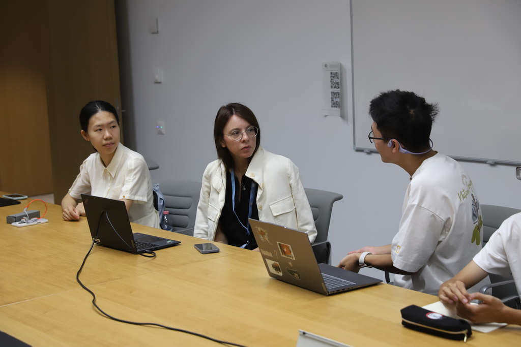 20260813-清华大学交叉信息院“瑞智新程”思政实践支队赴瑞士开展社会实践-管政豪-支队成员与IGF工作人员进行交流.png