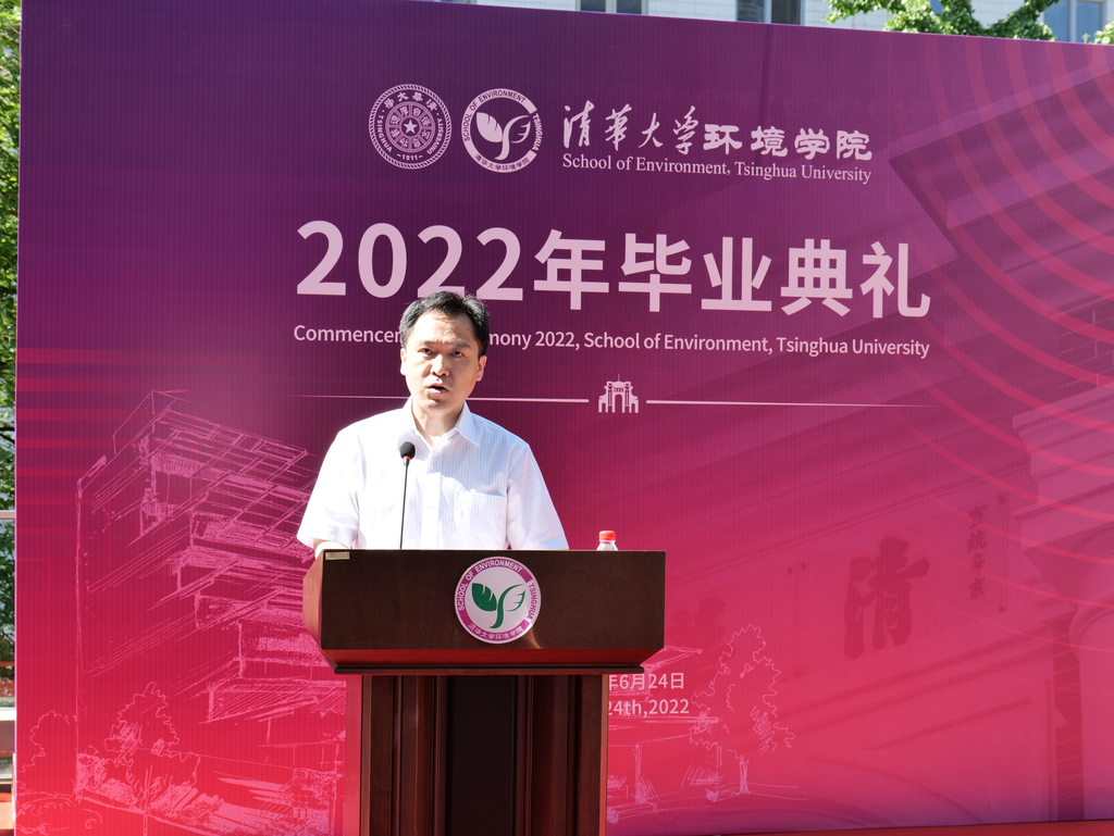 20220624-环境学院举行2022年毕业典礼-王顺-刘书明宣读优秀毕业生拟表彰名单.png