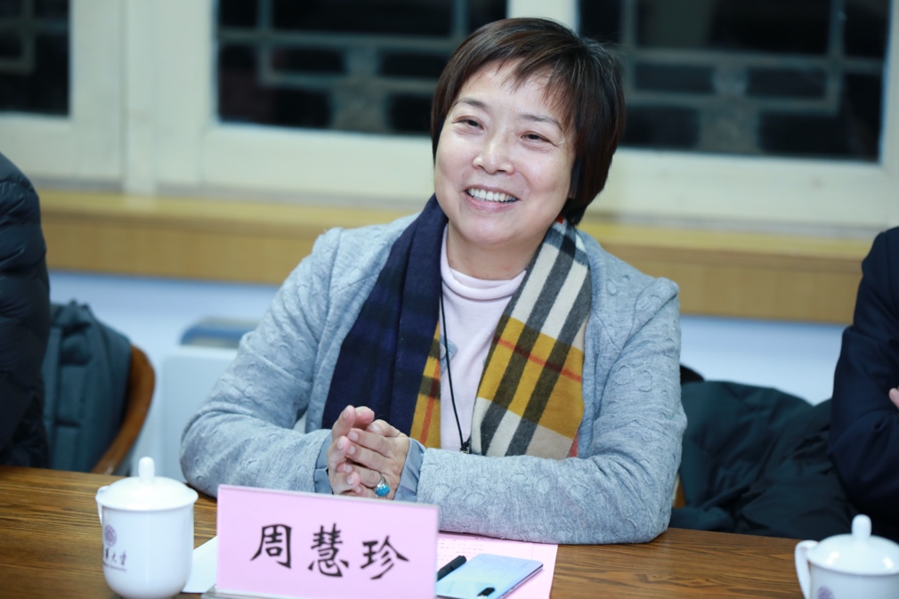 一些人在桌子前吃东西描述已自动生成 一些人在桌子前吃东西描述已自动生成