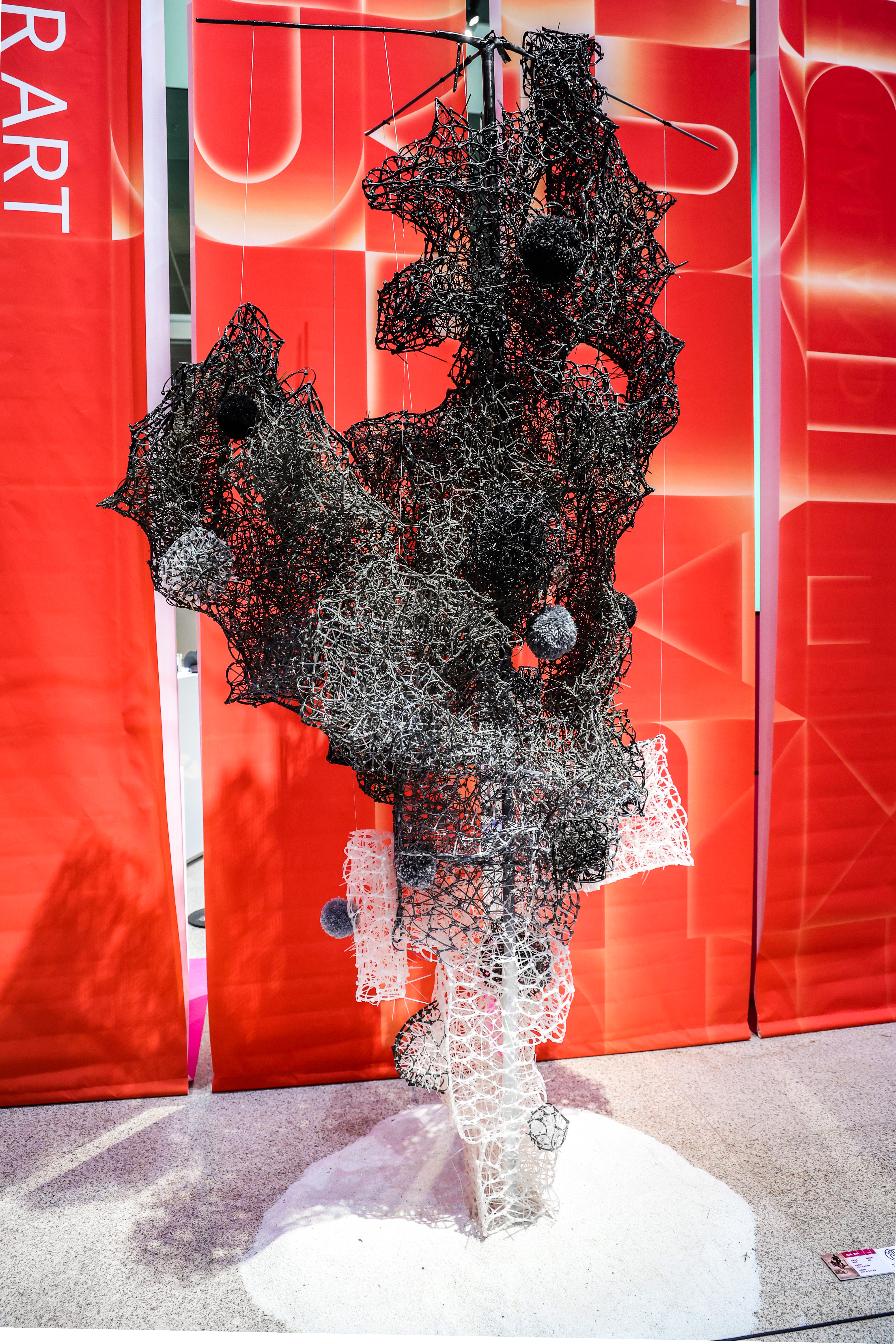 20250925-工艺美术专业毕业展-美术学院-山东工艺美术学院《石杼·游影》吴晓霏（纤维艺术）.jpeg