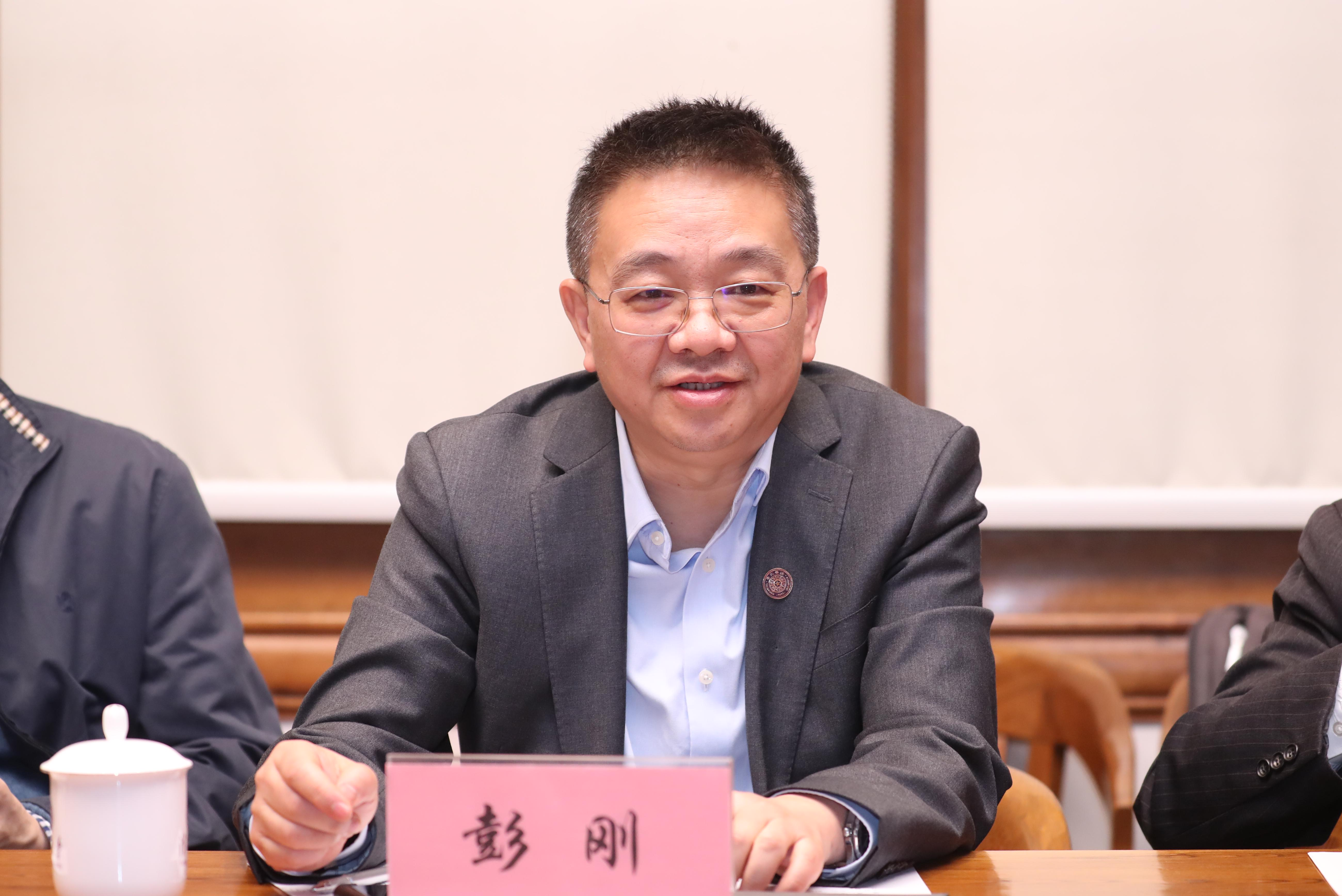 首届文科建设专家咨询委员会第一次全体会议召开