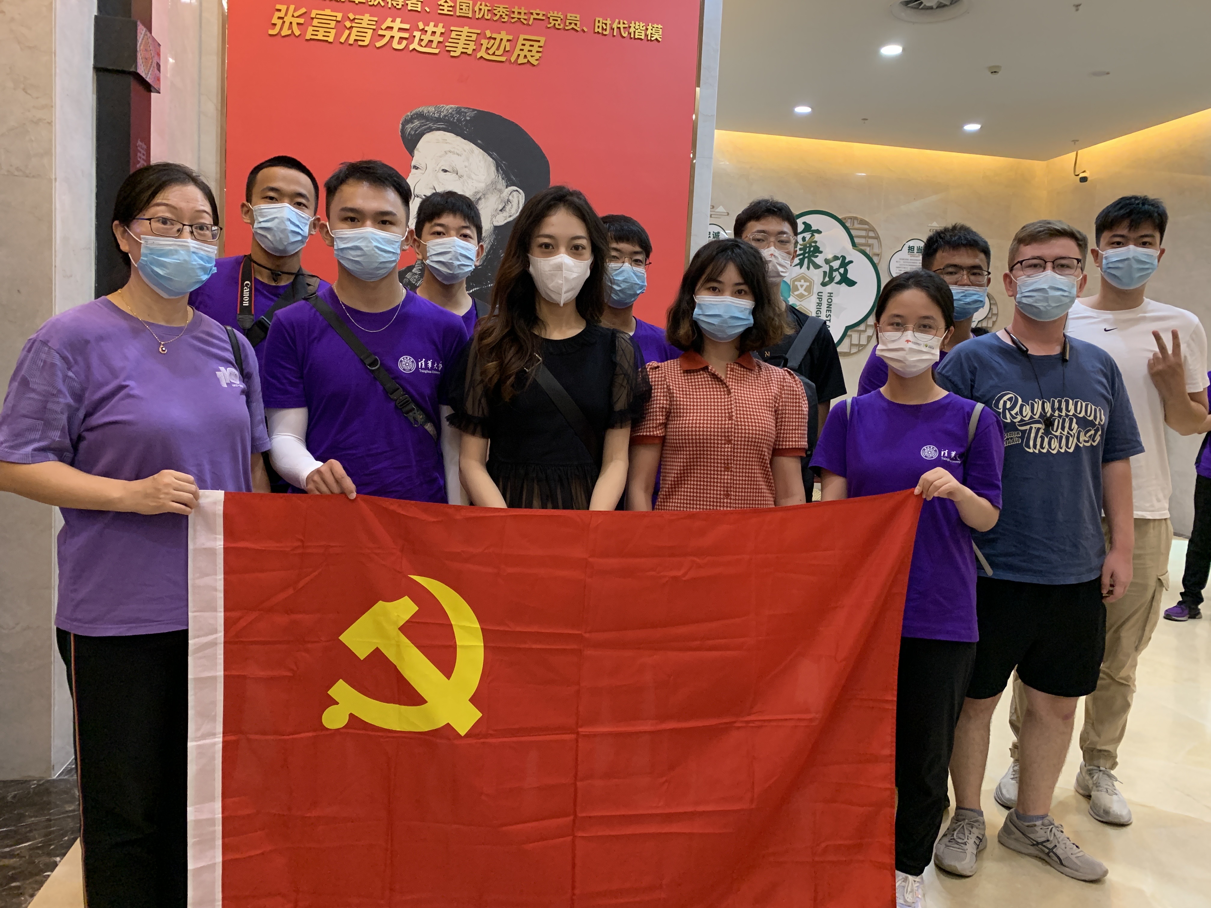 3.参观张富清同志纪念展.jpg