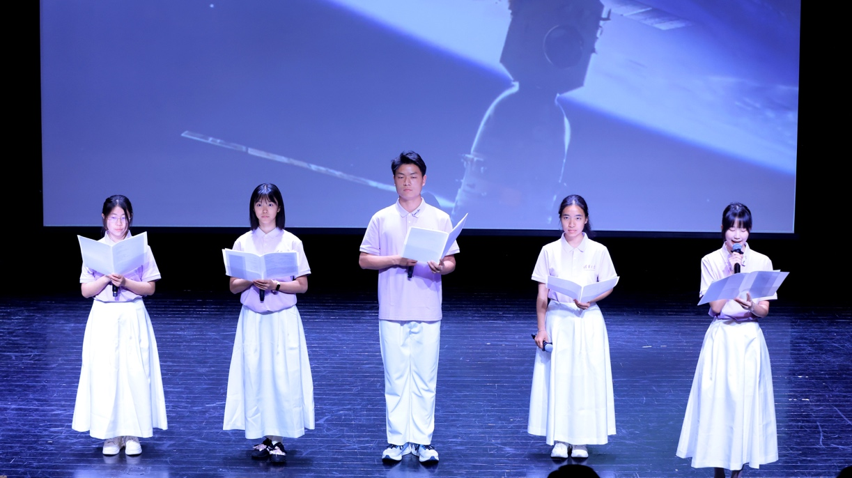 20260408-清华大学总体国家安全观宣讲团成立仪式暨清华大学、中国人民公安大学践行总体国家安全观联学联讲活动举行-博士生讲师团-两校学生代表作朗诵及军体表演1.png