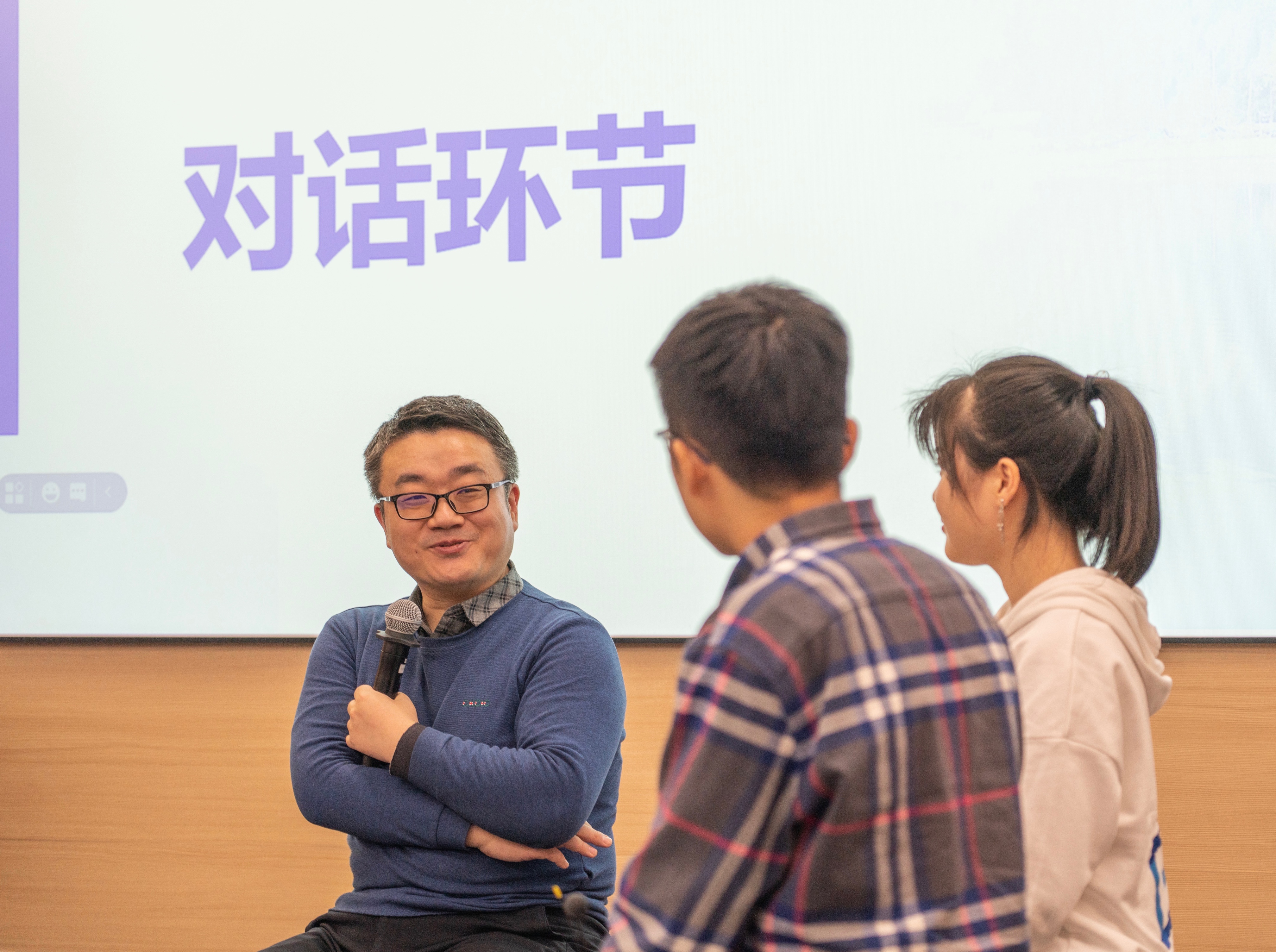 20211207-“学术之路”讲座-研会-刘知远与现场同学交流.jpg