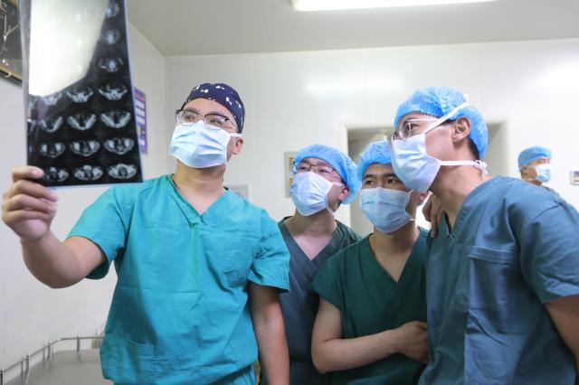 20220101-医院供图-医院供图-北京清华长庚医院泌尿外科靳松医师在西藏支援做手术.jpg