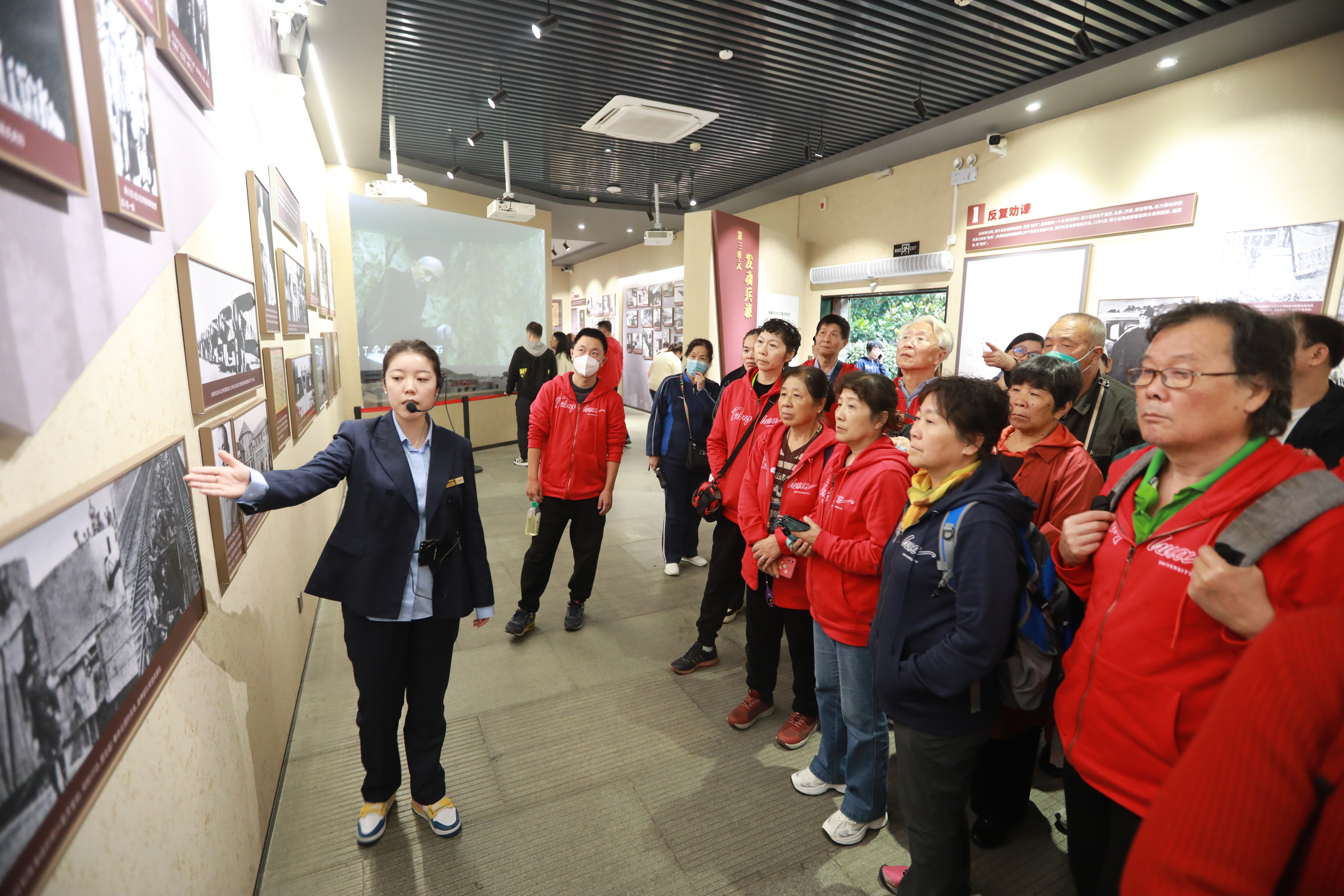 20231017-清华大学组织离退休老同志赴延安开展主题实践活动-段鸿杰-参观张学良公馆.JPG