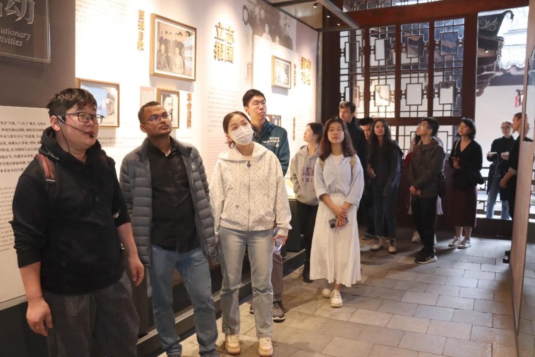 20231124-发现中国智慧,洞察中国发展——2023年清华大学“洞察中国”全球胜任力社会实践纪实-“洞察中国”福建实践支队-“洞察中国”福建实践支队参访福州三坊七巷街区.jpg