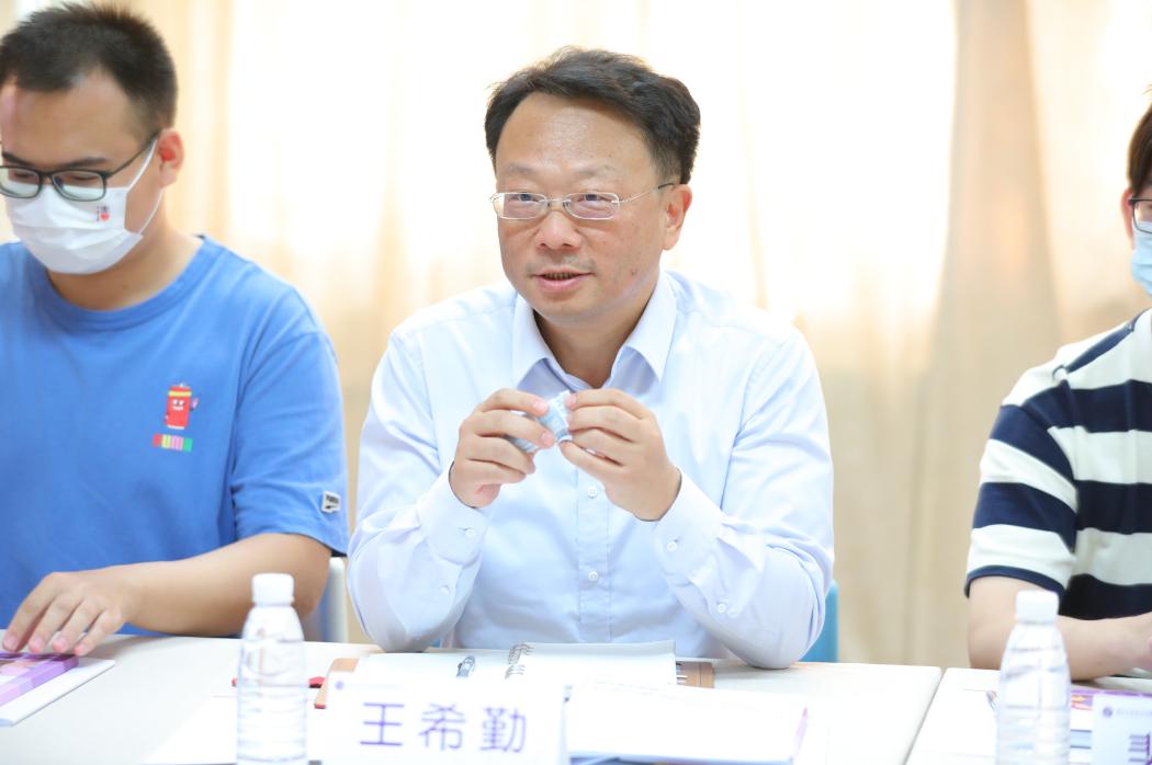 校长王希勤参加学生心理协会“大学生心理适应与发展追踪项目”交流座谈会