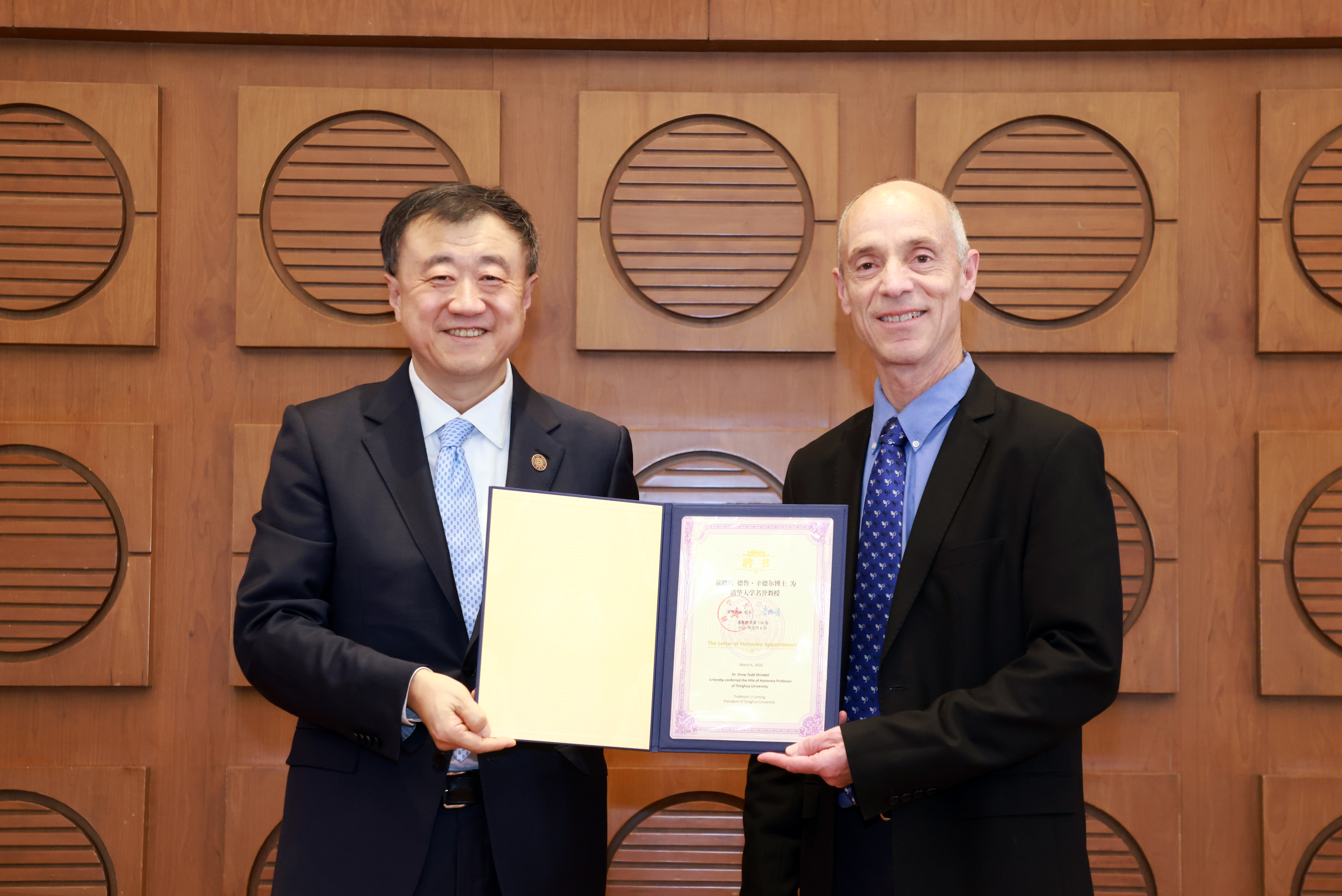 20260306-德鲁·辛德尔教授受聘清华大学名誉教授并做客海外名师讲堂-王戈辉-杨斌为德鲁 辛德尔颁发名誉教授聘书.jpg