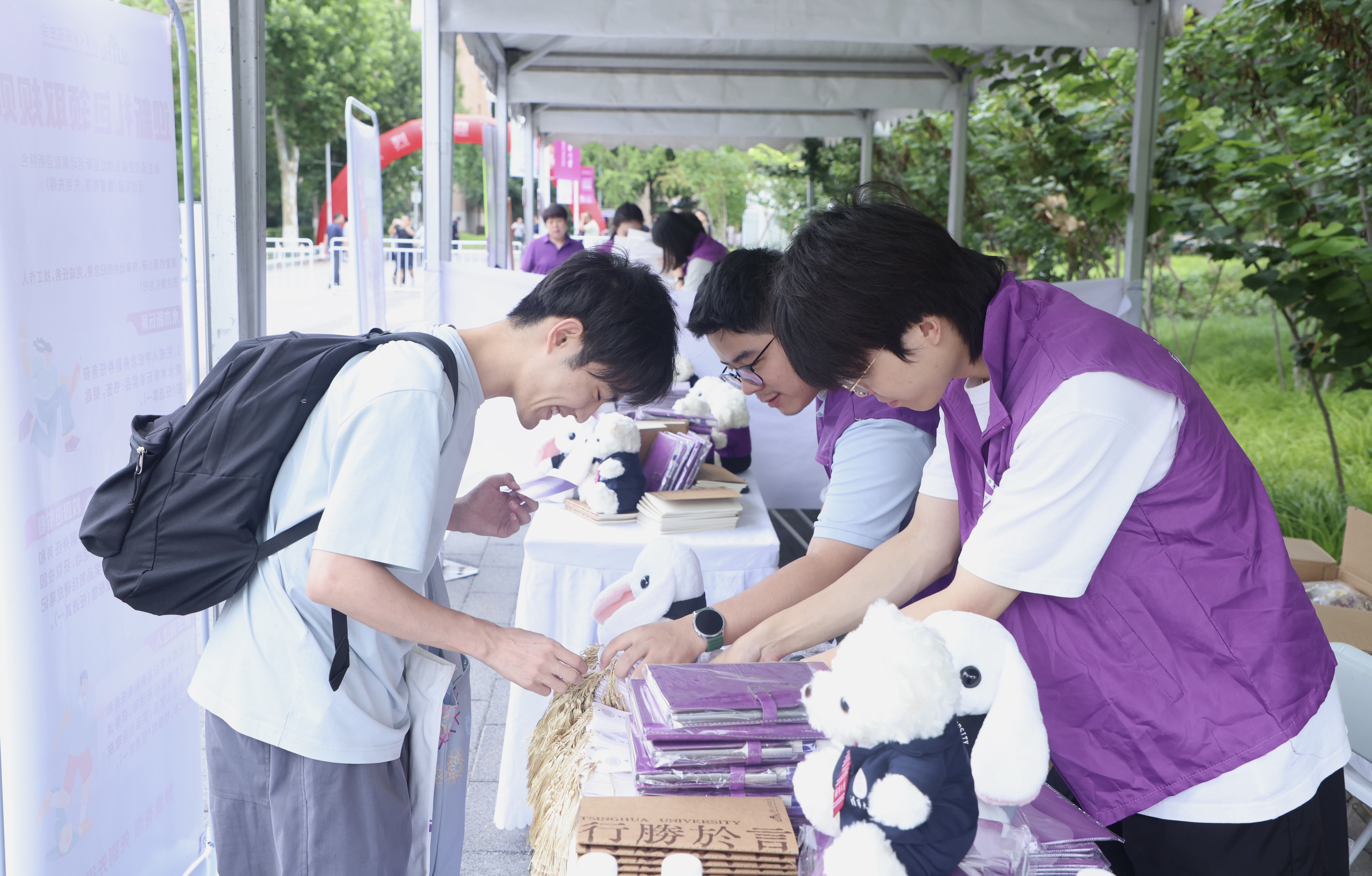 20260826-清华大学2026级研究生新生入校报到-赵青松摄-领取纪念品1.jpg