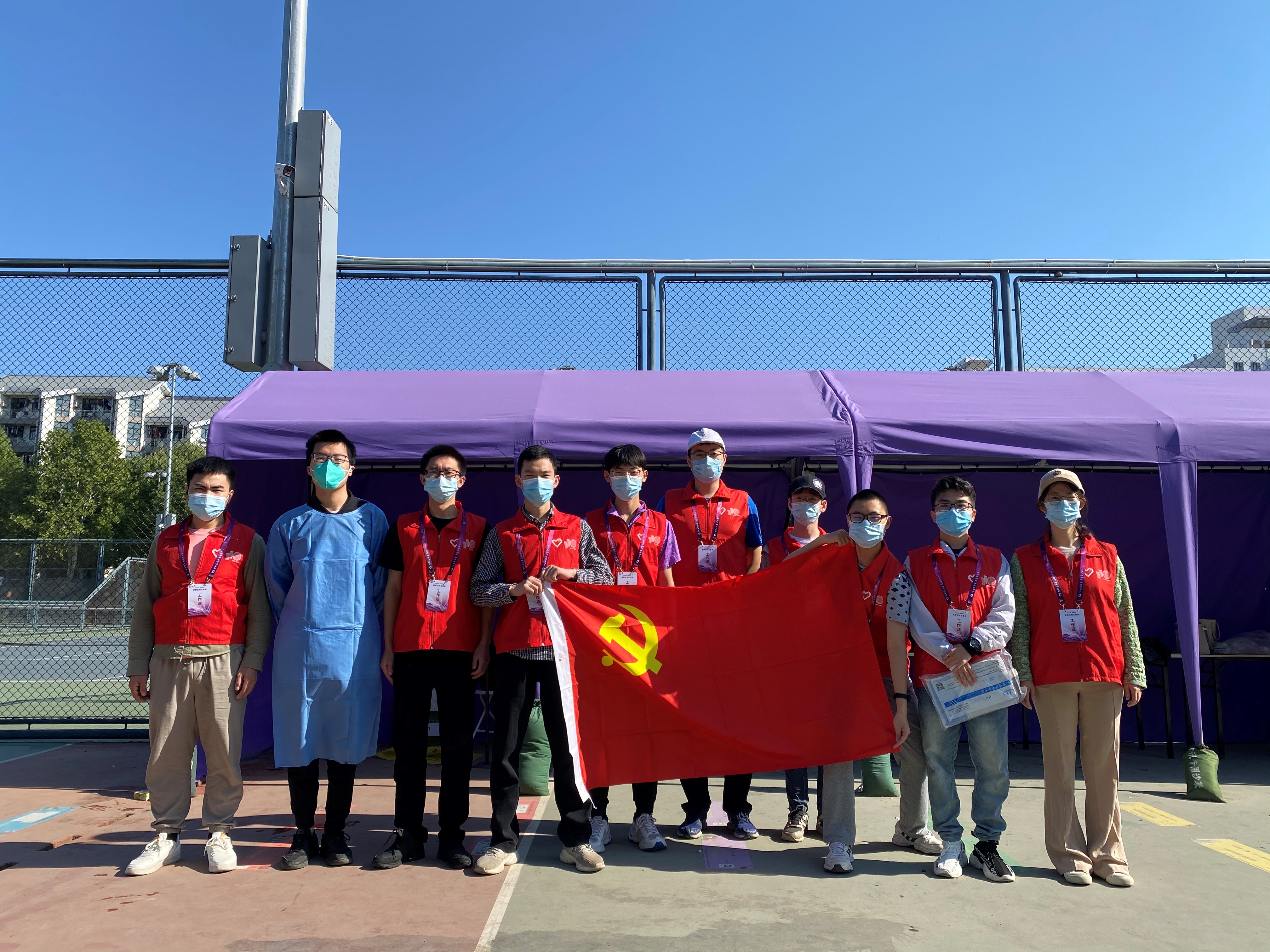 20220518-同心抗疫,清华学生党员骨干在行动-陆心怡-化9党支部和分9党课小组参加核酸检测志愿服务.jpg