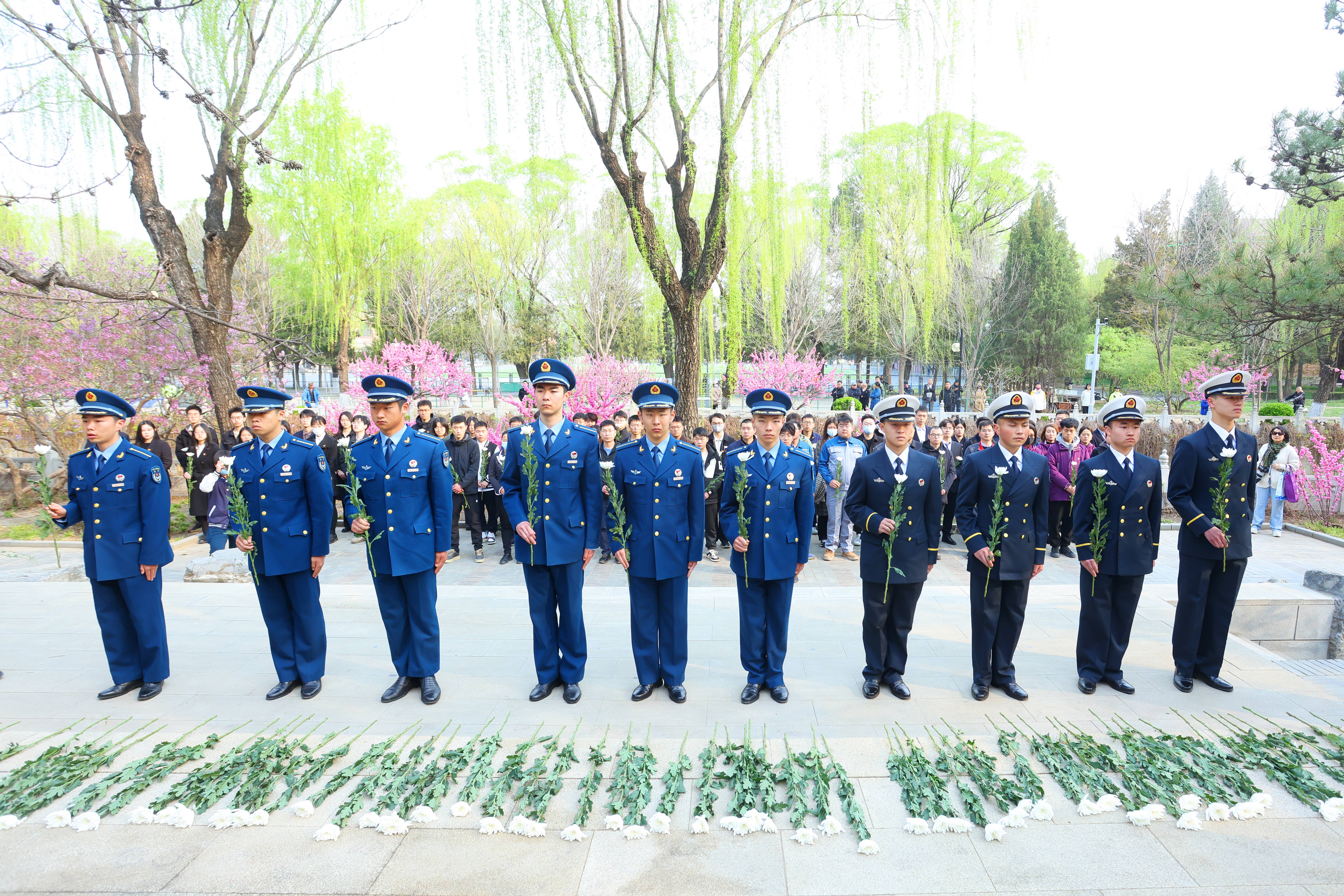 敬献鲜花2.jpg
