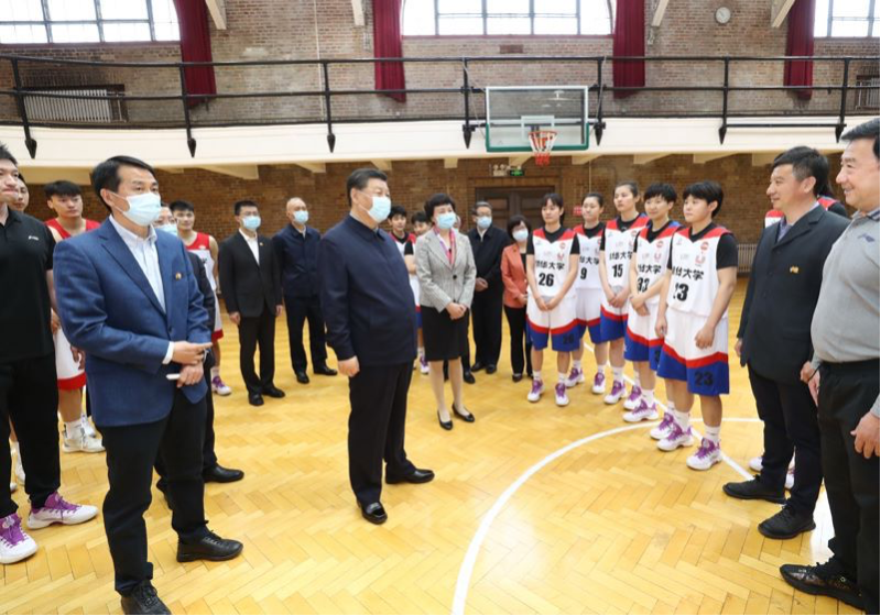 202200412-419体育稿件-央视-总书记与篮球队员们亲切交谈(身着23号球衣队员为宋珂昕).png