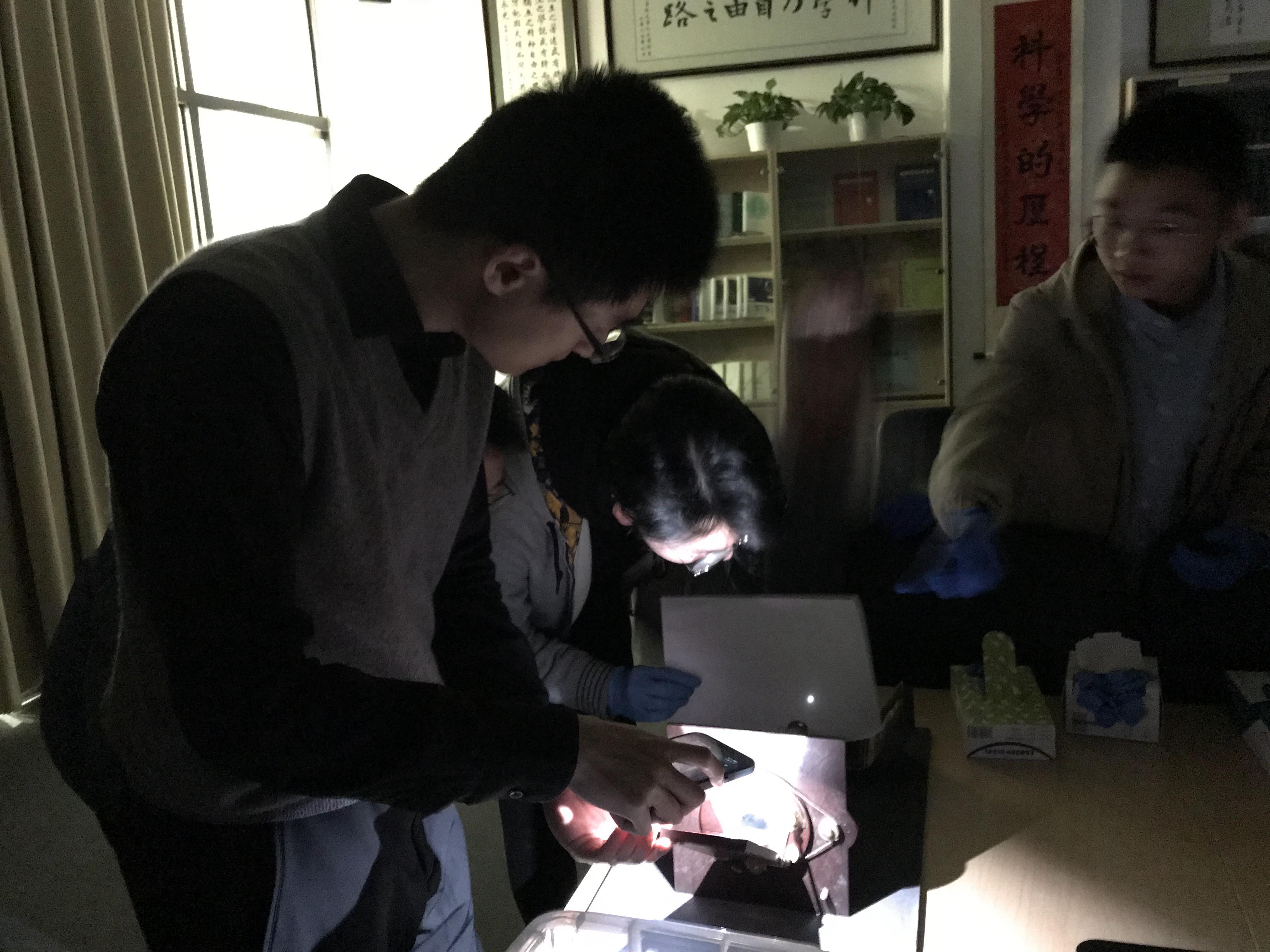 学生们在课程主讲王哲然老师的指导下尝试复原光学实验场景.JPG