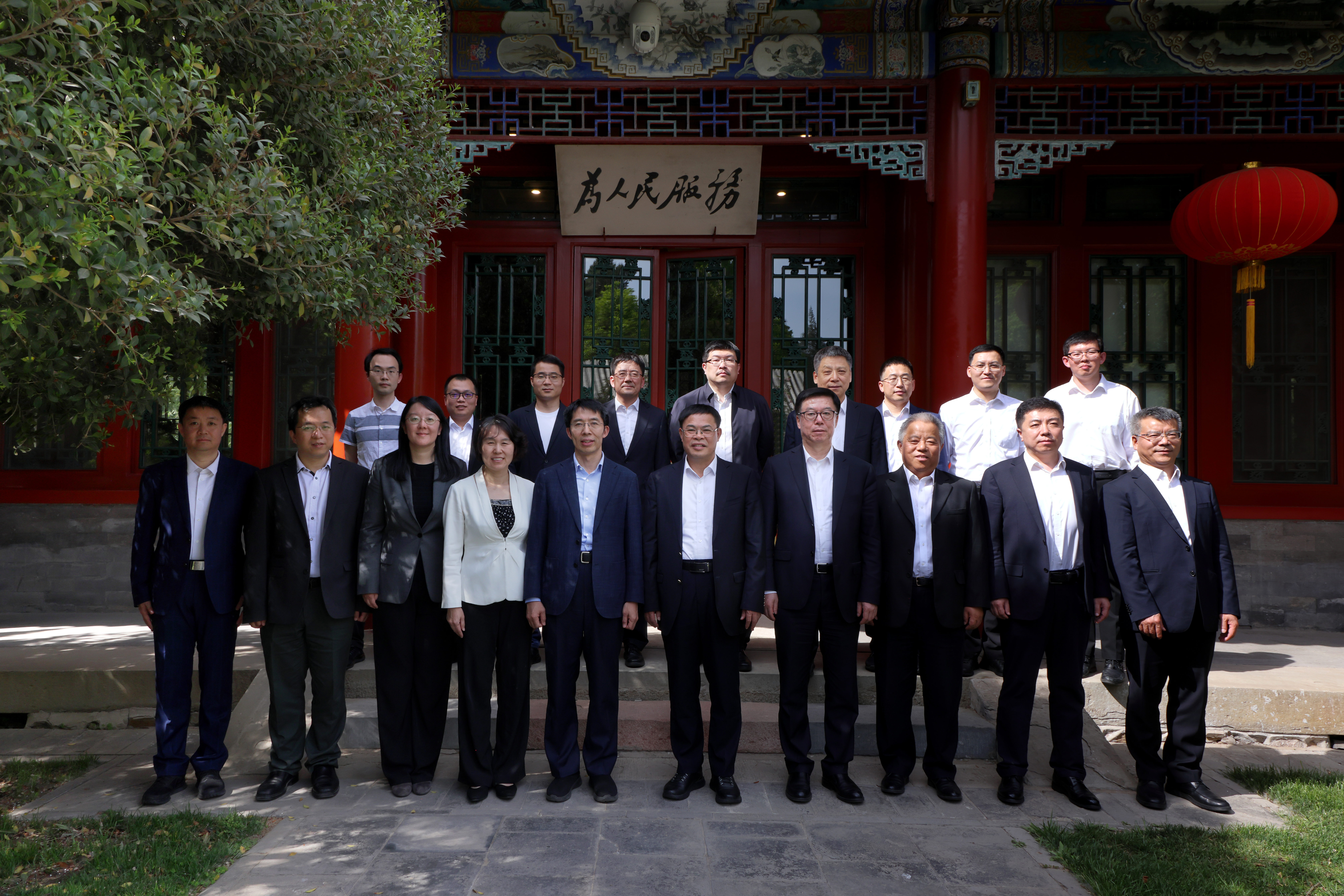 20250421-清华大学(计算机系）-中国石油化工集团有限公司人工智能联合研究中心签约仪式举行-嘉艺-双方合影.jpg