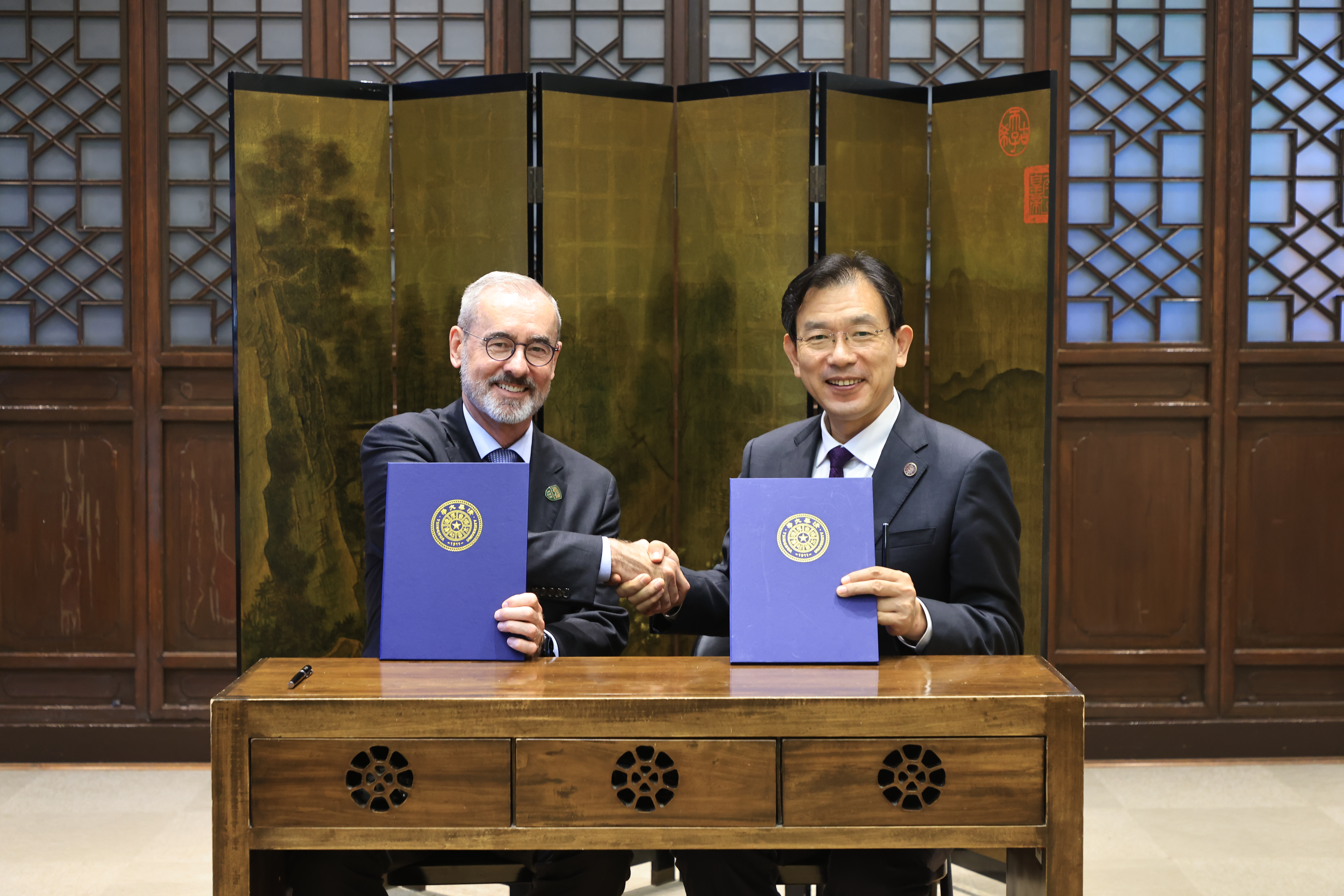 20260910-校长李路明会见阿尔伯塔大学校长兼副校监比尔·弗拉纳根-孙波-签约.JPG